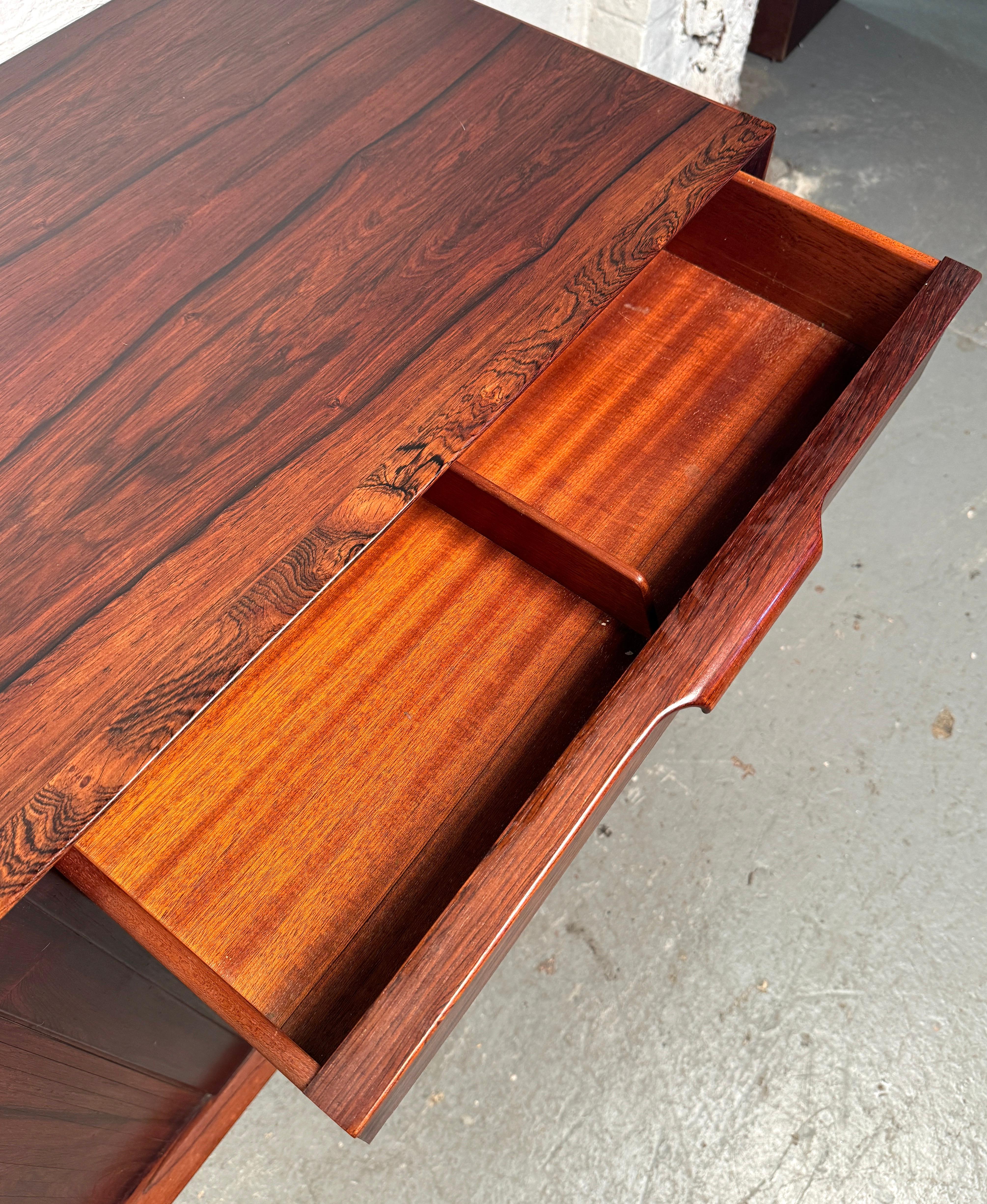 Dänisches Rosenholz-Credenza aus der Jahrhundertmitte im Angebot 5
