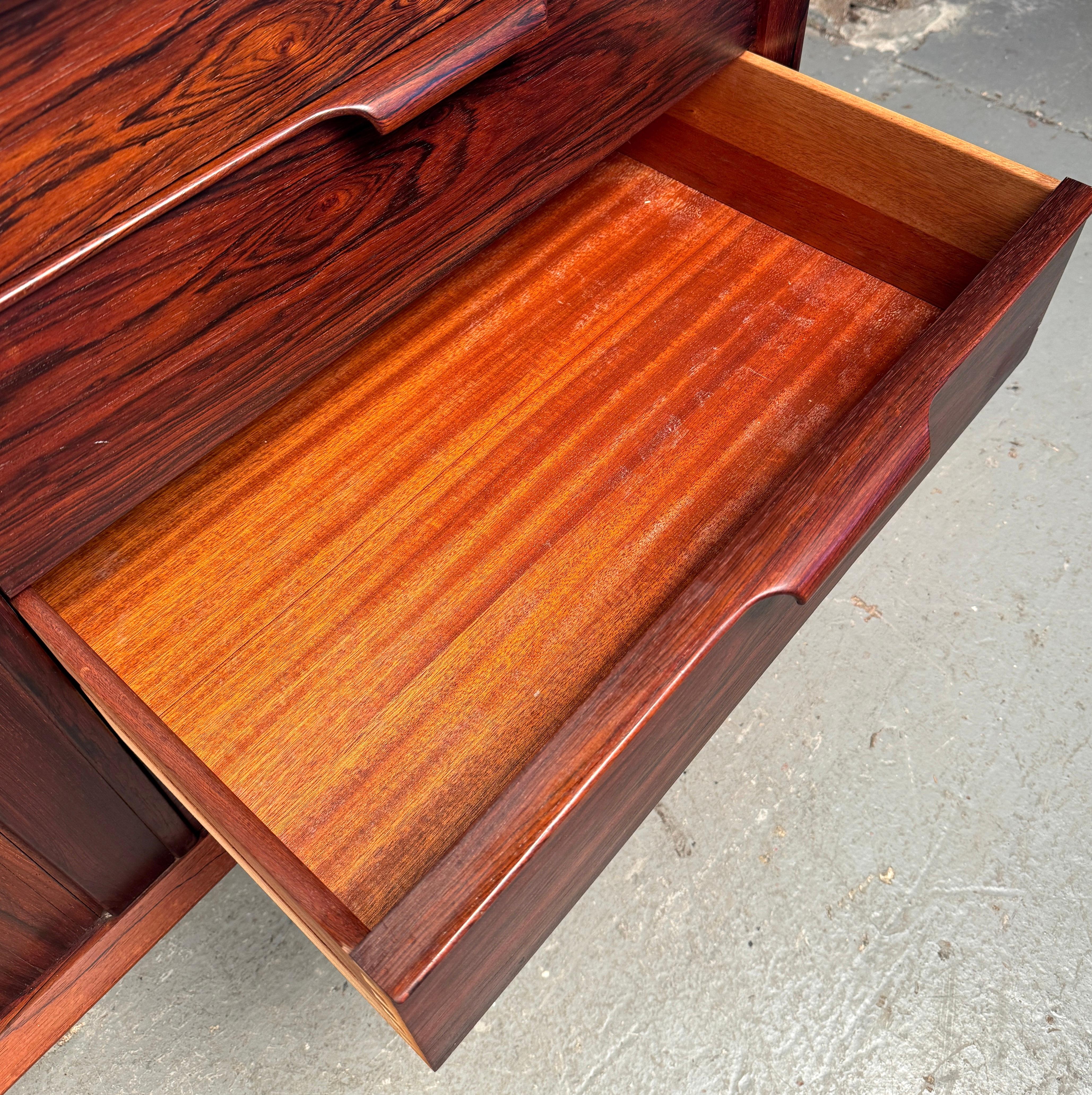 Dänisches Rosenholz-Credenza aus der Jahrhundertmitte im Angebot 6