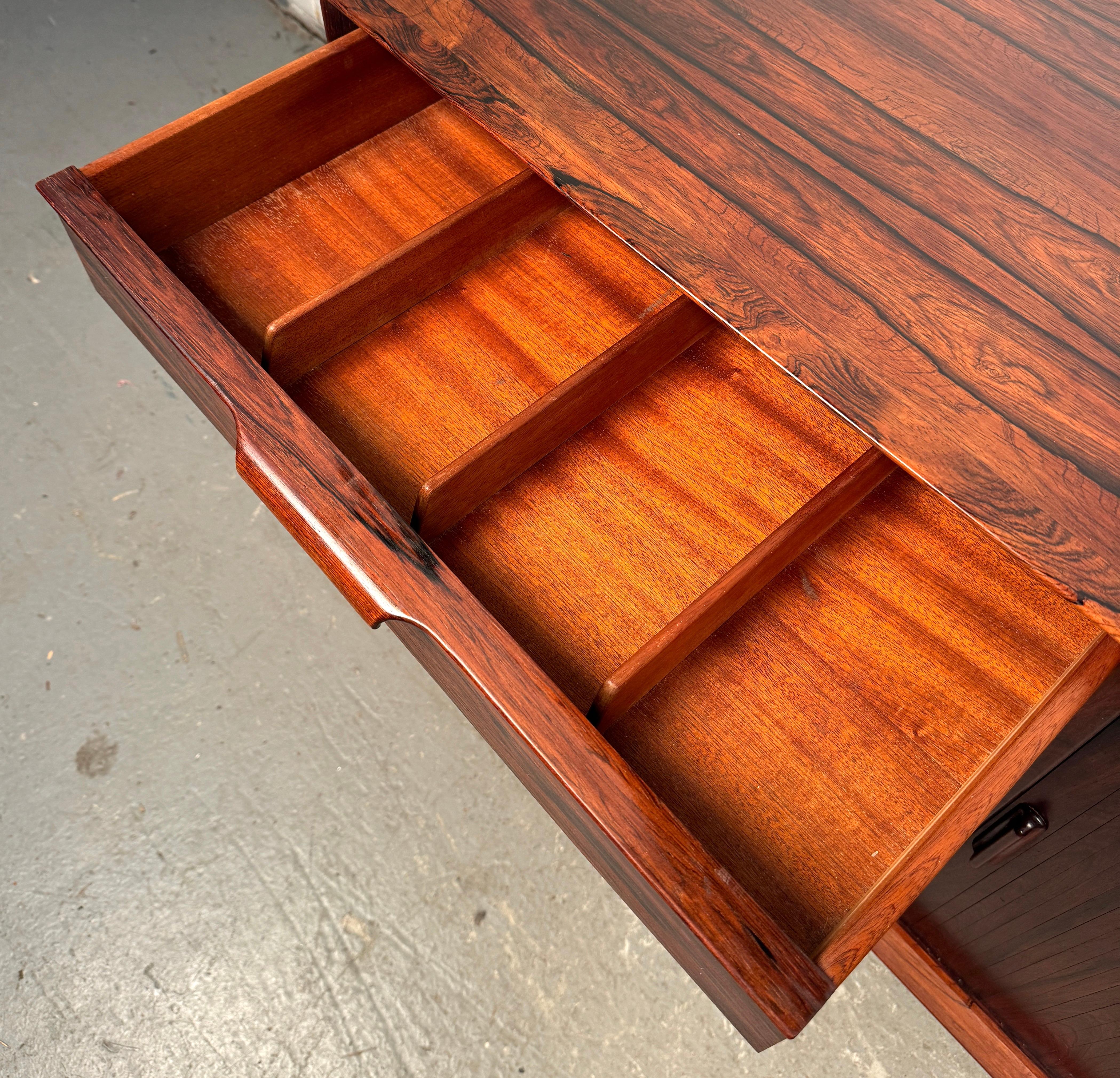 Dänisches Rosenholz-Credenza aus der Jahrhundertmitte im Angebot 7