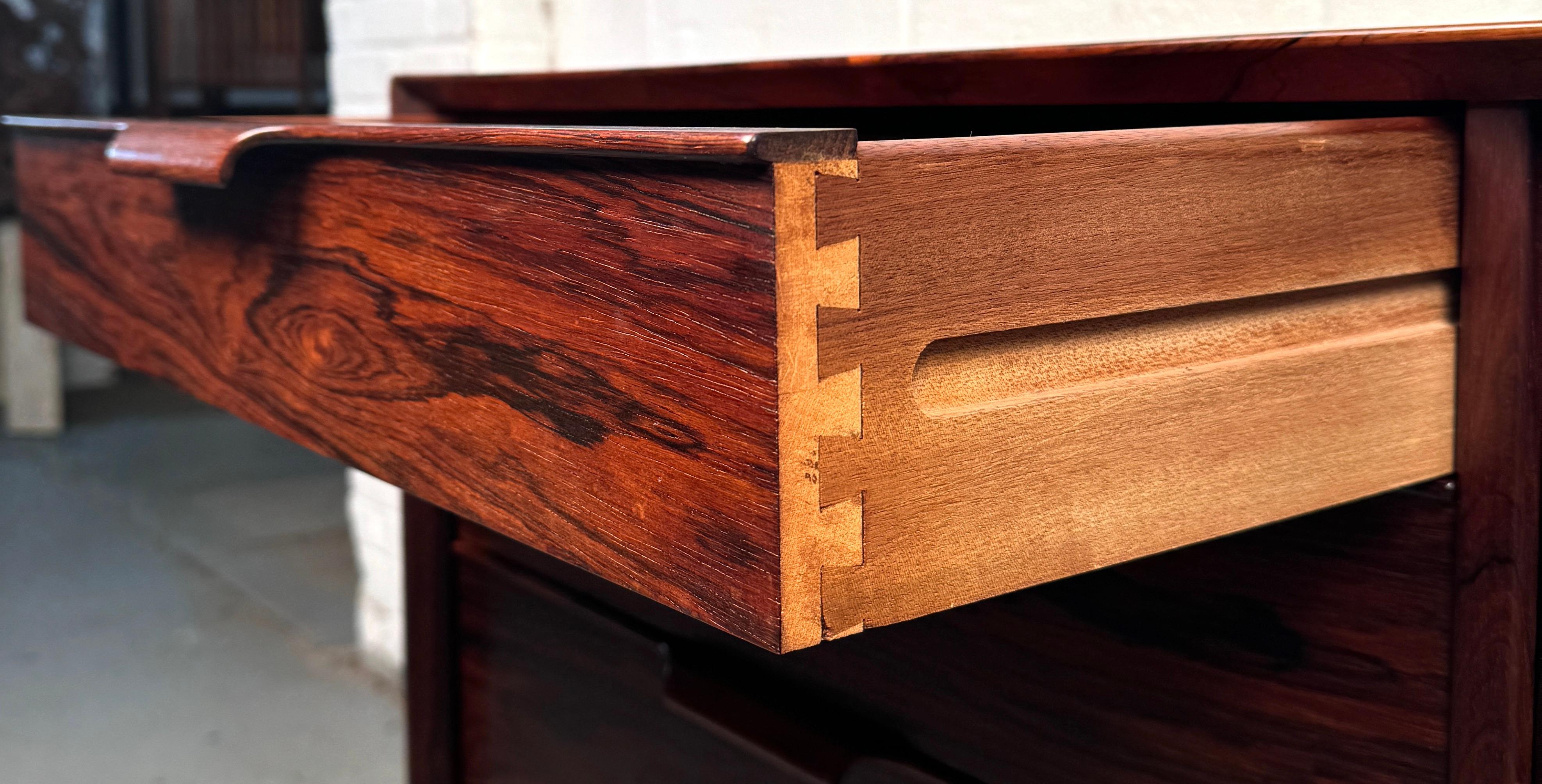 Dänisches Rosenholz-Credenza aus der Jahrhundertmitte im Angebot 8