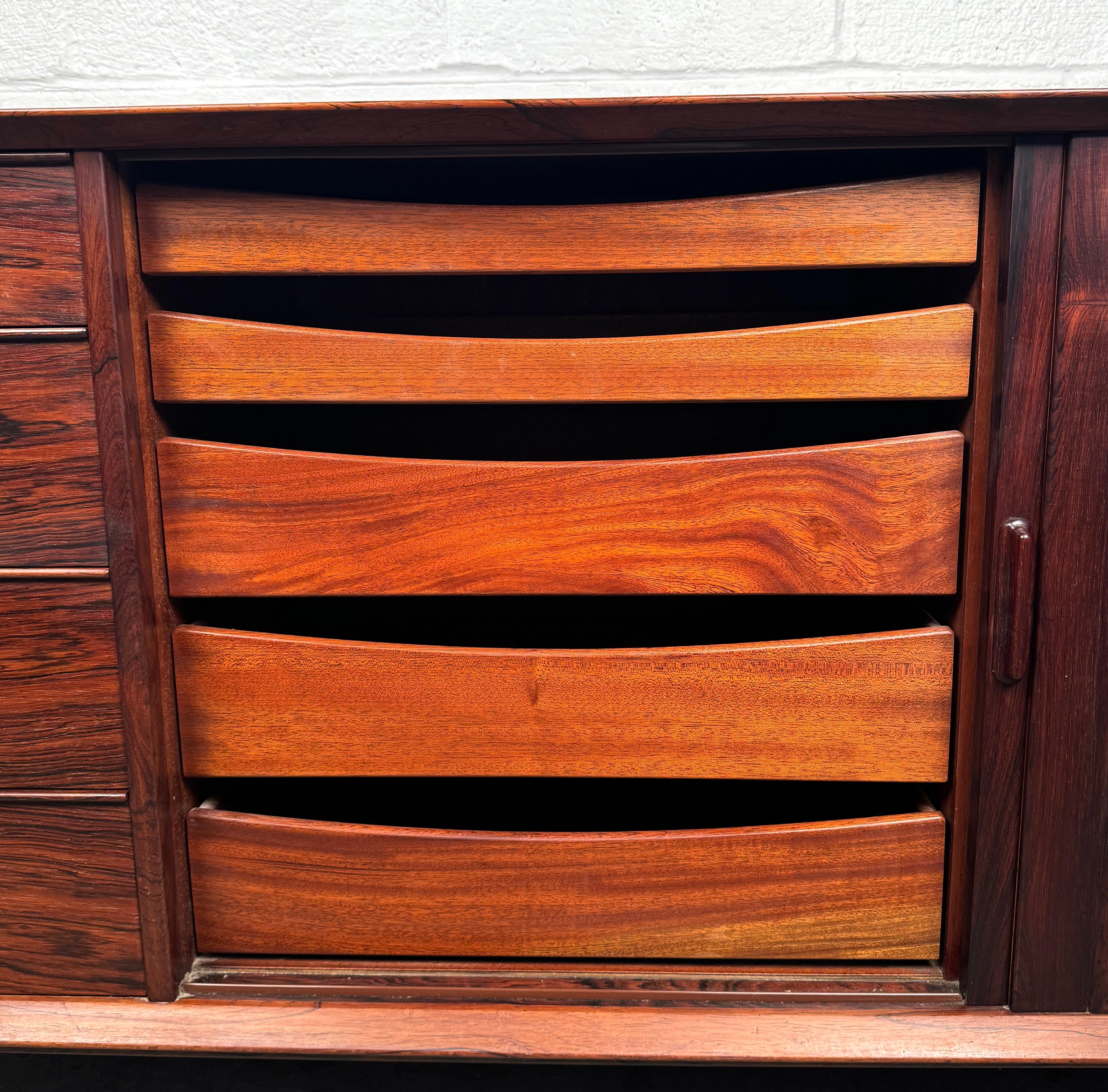 Dänisches Rosenholz-Credenza aus der Jahrhundertmitte im Angebot 9