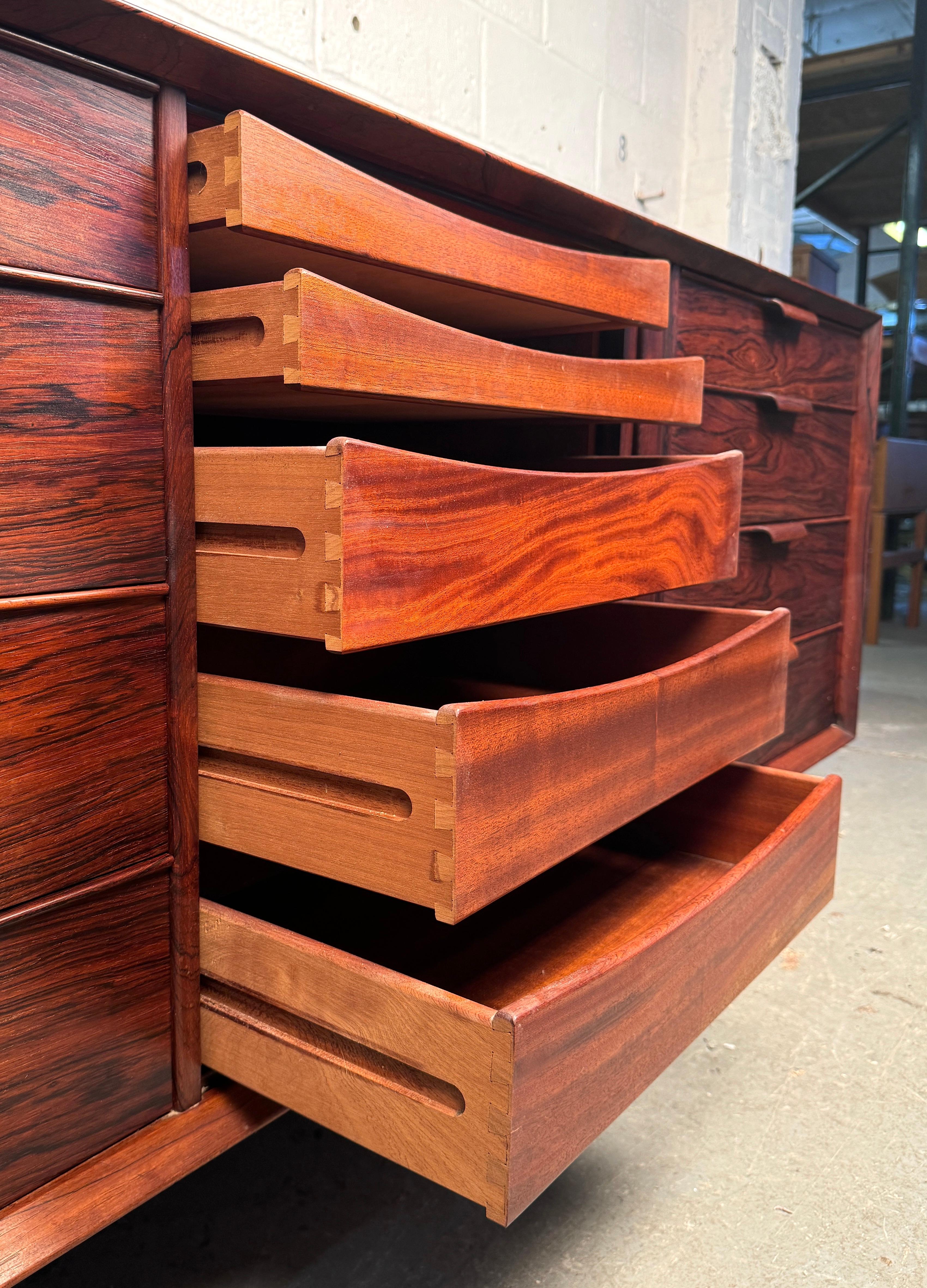 Dänisches Rosenholz-Credenza aus der Jahrhundertmitte im Angebot 10
