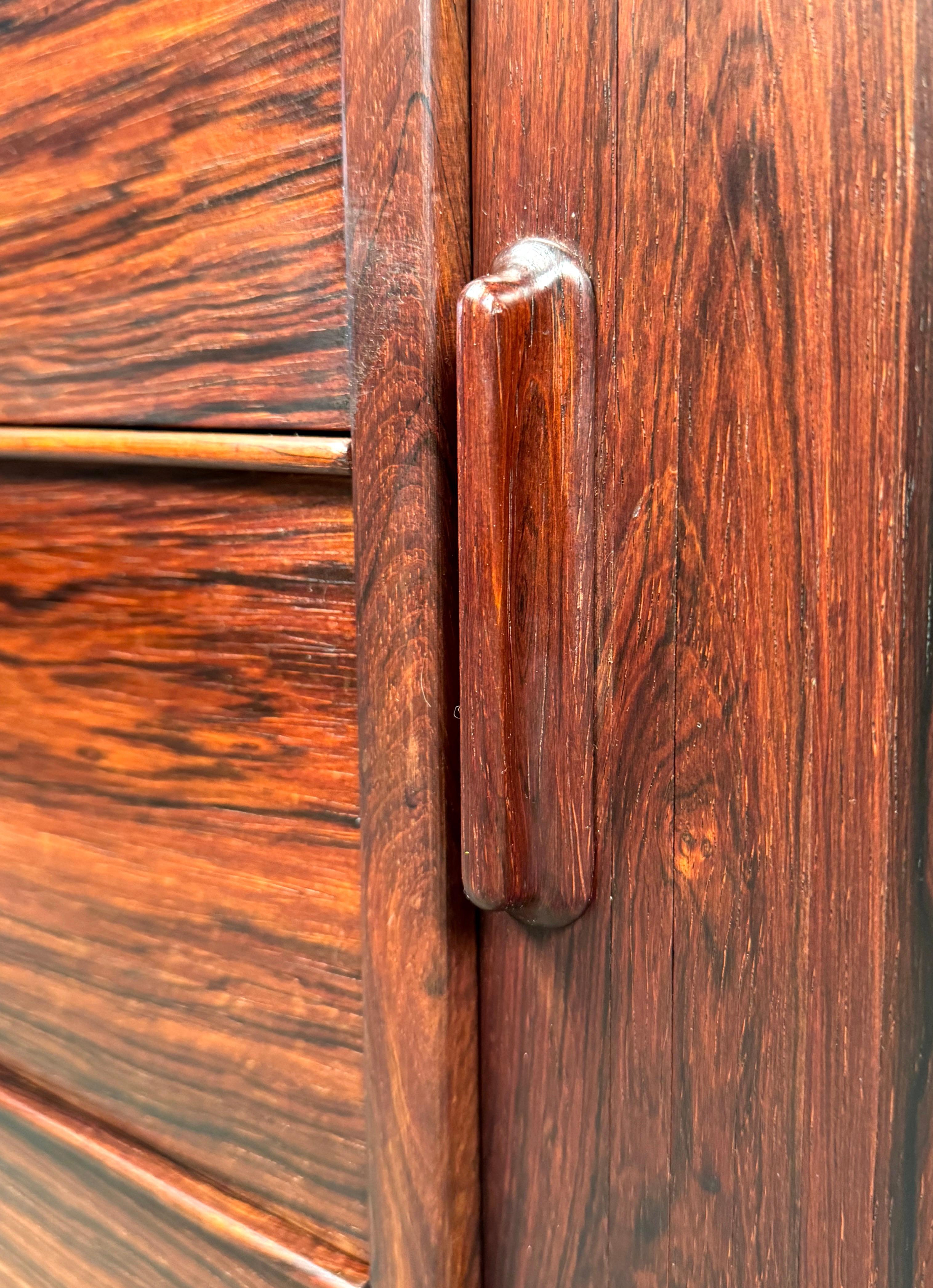 Dänisches Rosenholz-Credenza aus der Jahrhundertmitte im Angebot 12