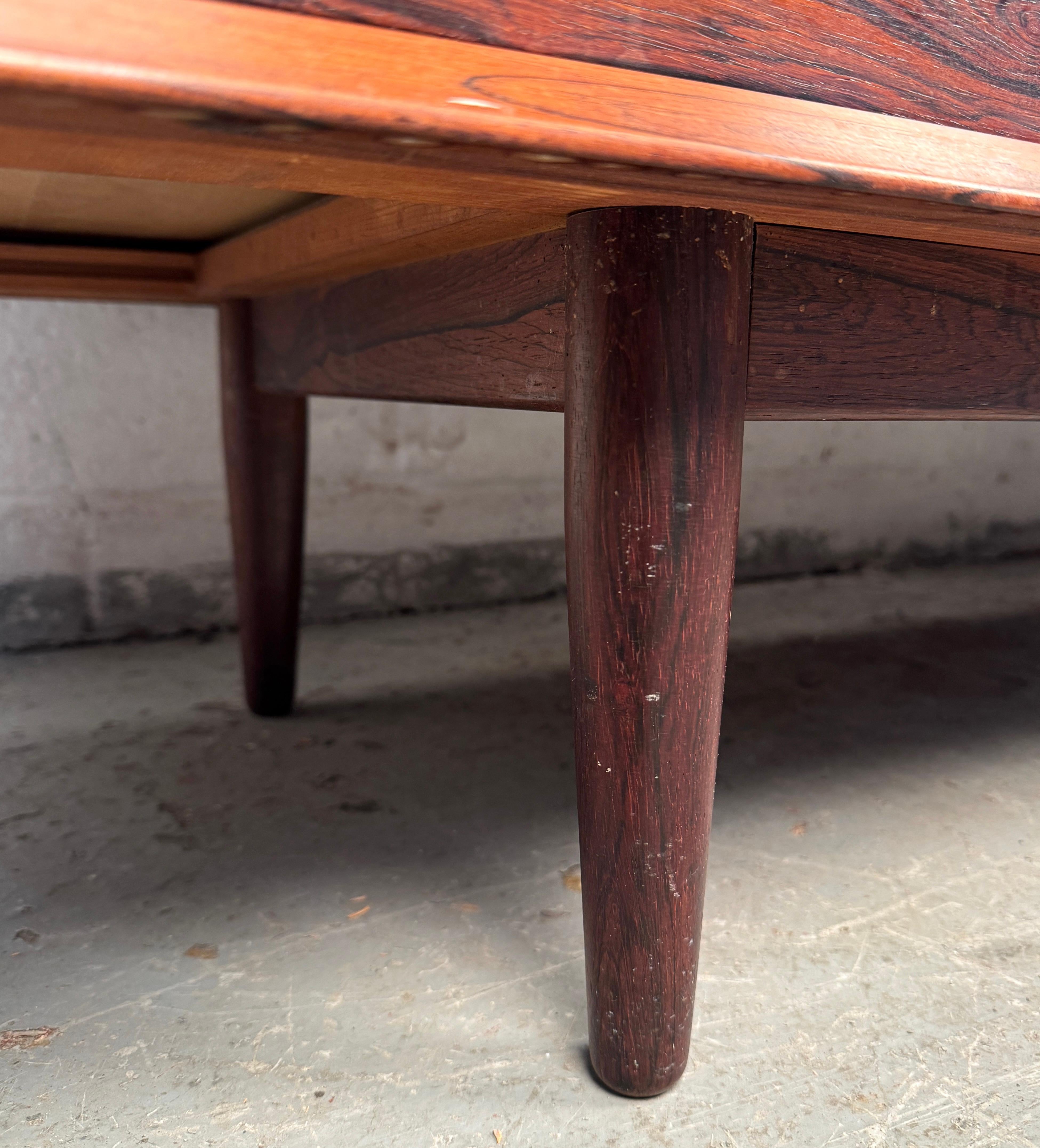 Dänisches Rosenholz-Credenza aus der Jahrhundertmitte im Angebot 13