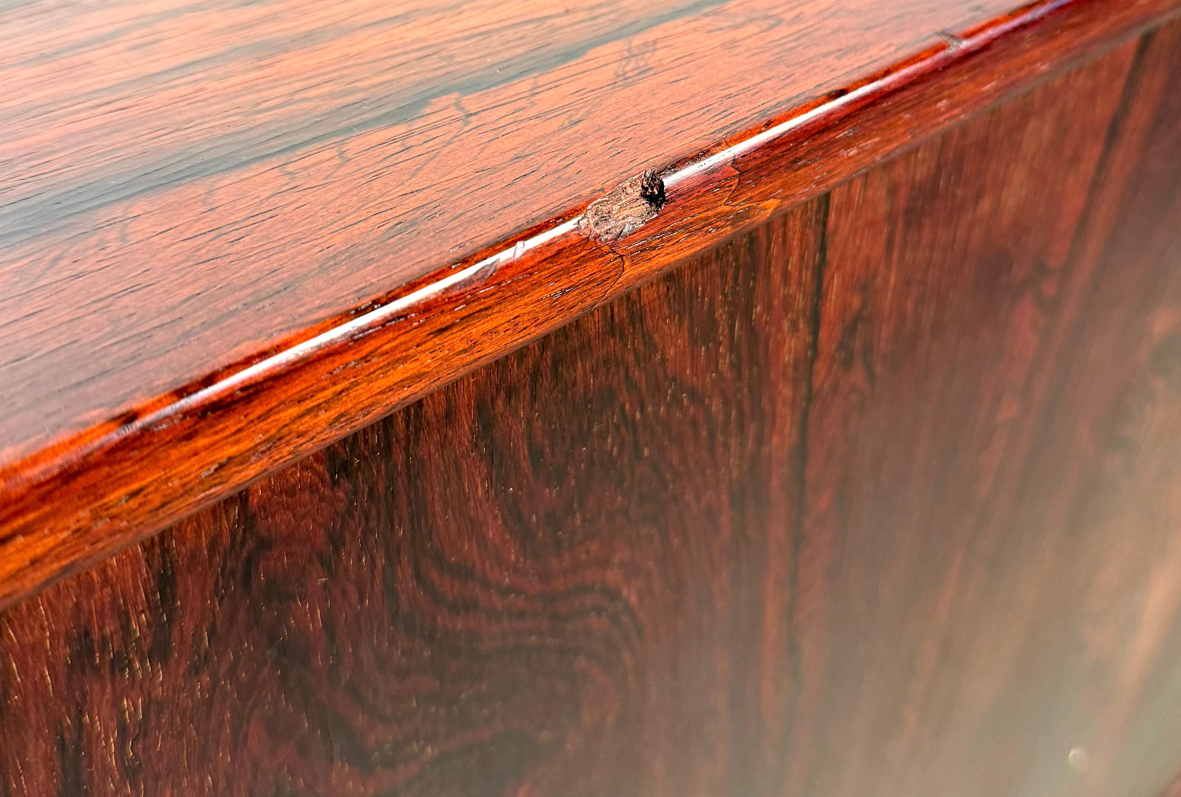 Dänisches Rosenholz-Credenza aus der Jahrhundertmitte im Angebot 14