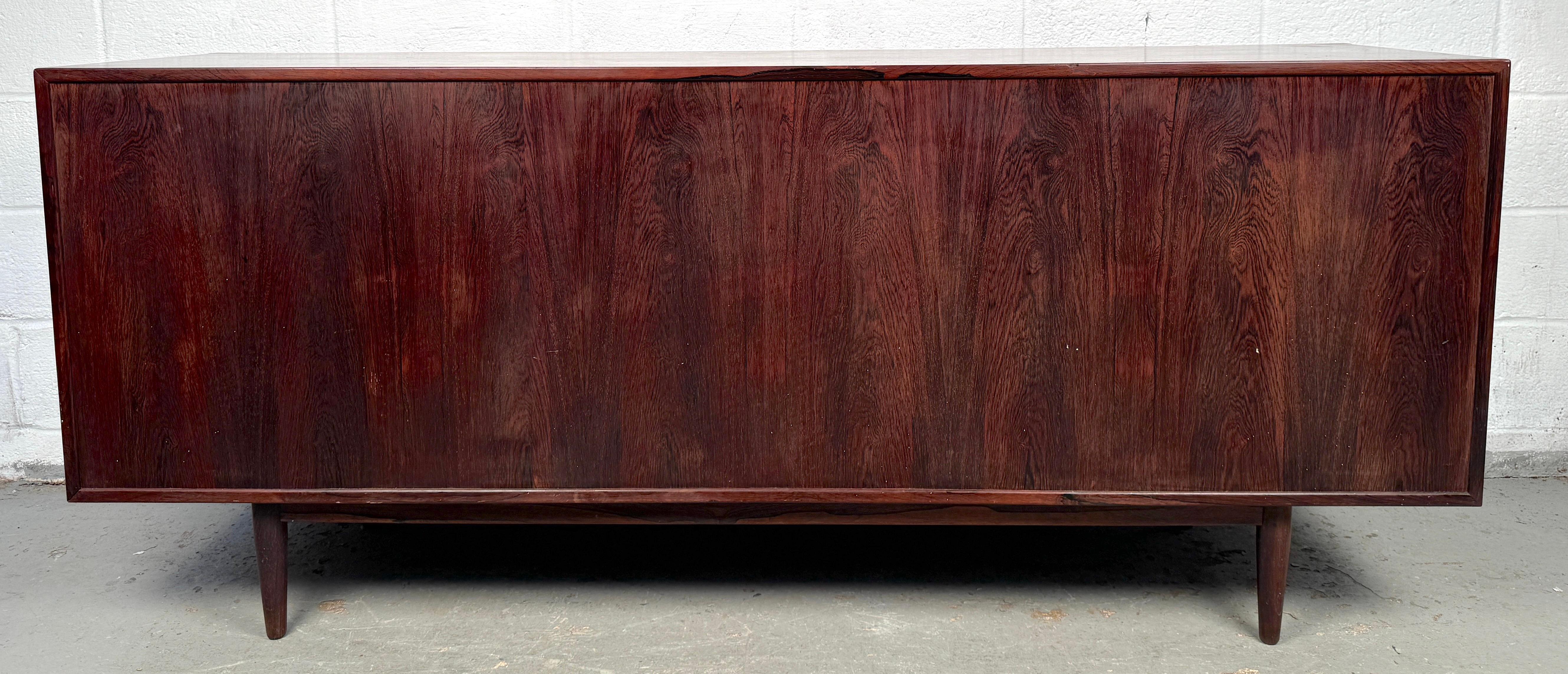 Dänisches Rosenholz-Credenza aus der Jahrhundertmitte im Angebot 15