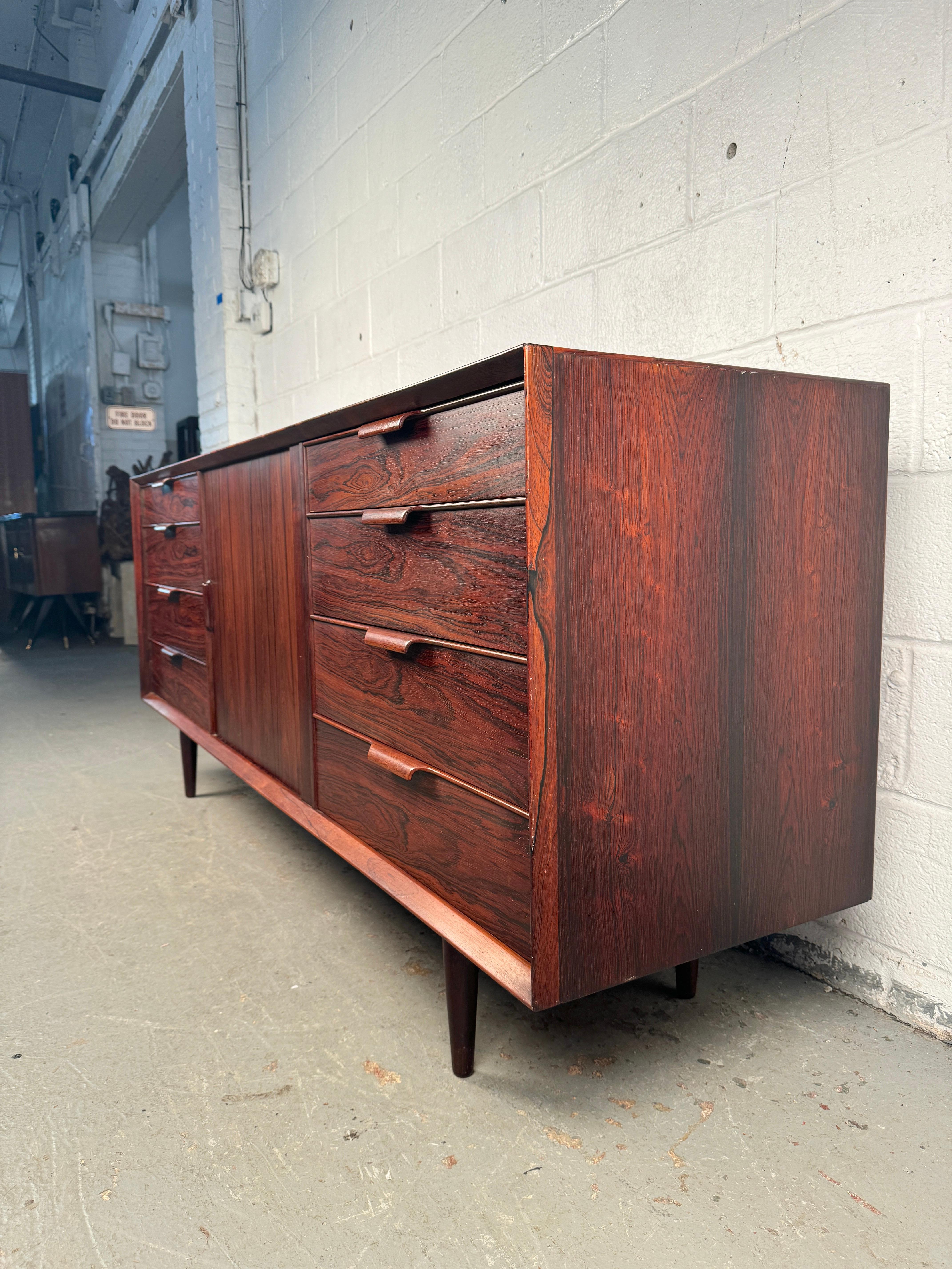 Dänisches Rosenholz-Credenza aus der Jahrhundertmitte (Moderne der Mitte des Jahrhunderts) im Angebot
