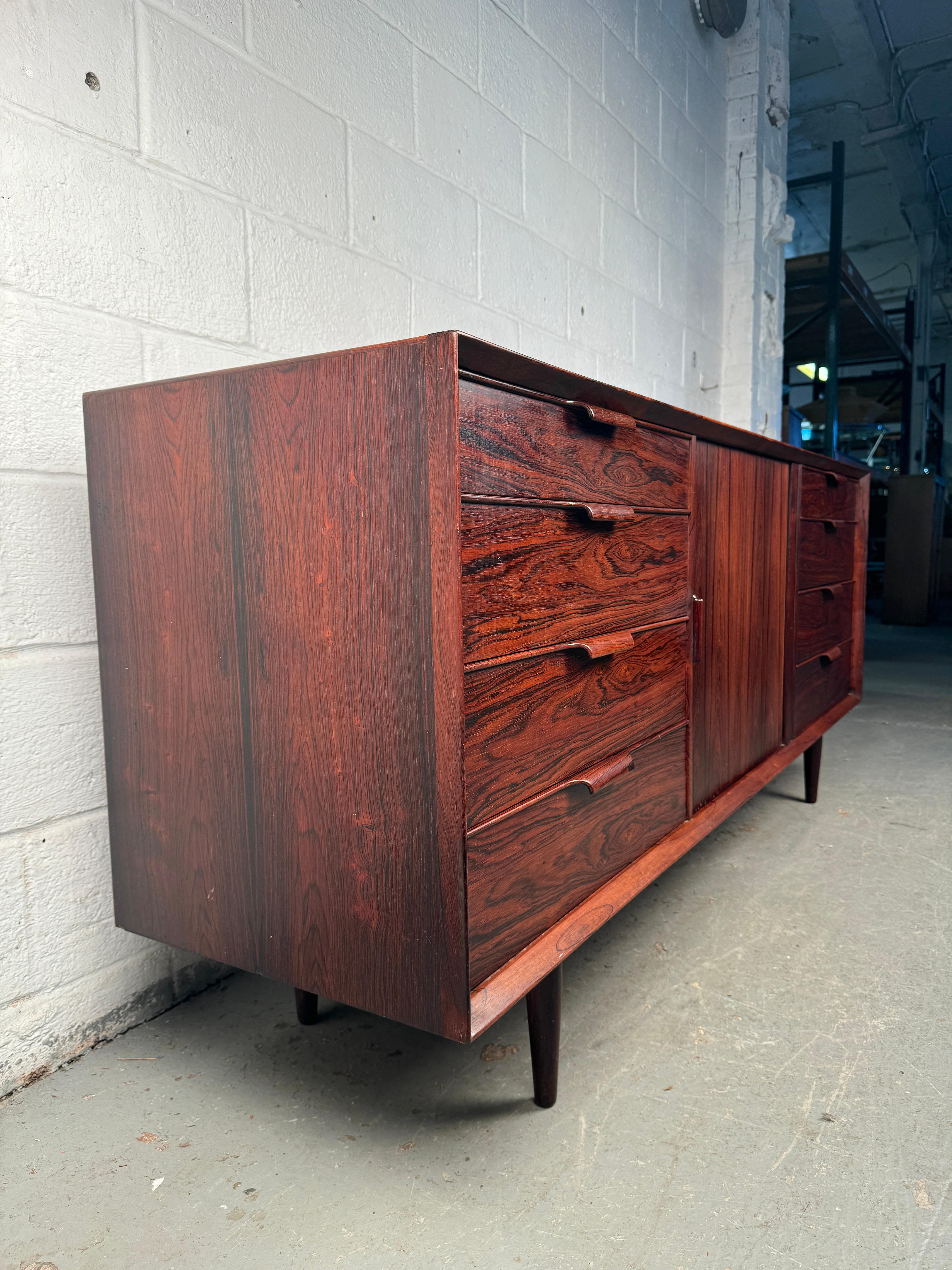 Dänisches Rosenholz-Credenza aus der Jahrhundertmitte im Zustand „Gut“ im Angebot in Brooklyn, NY