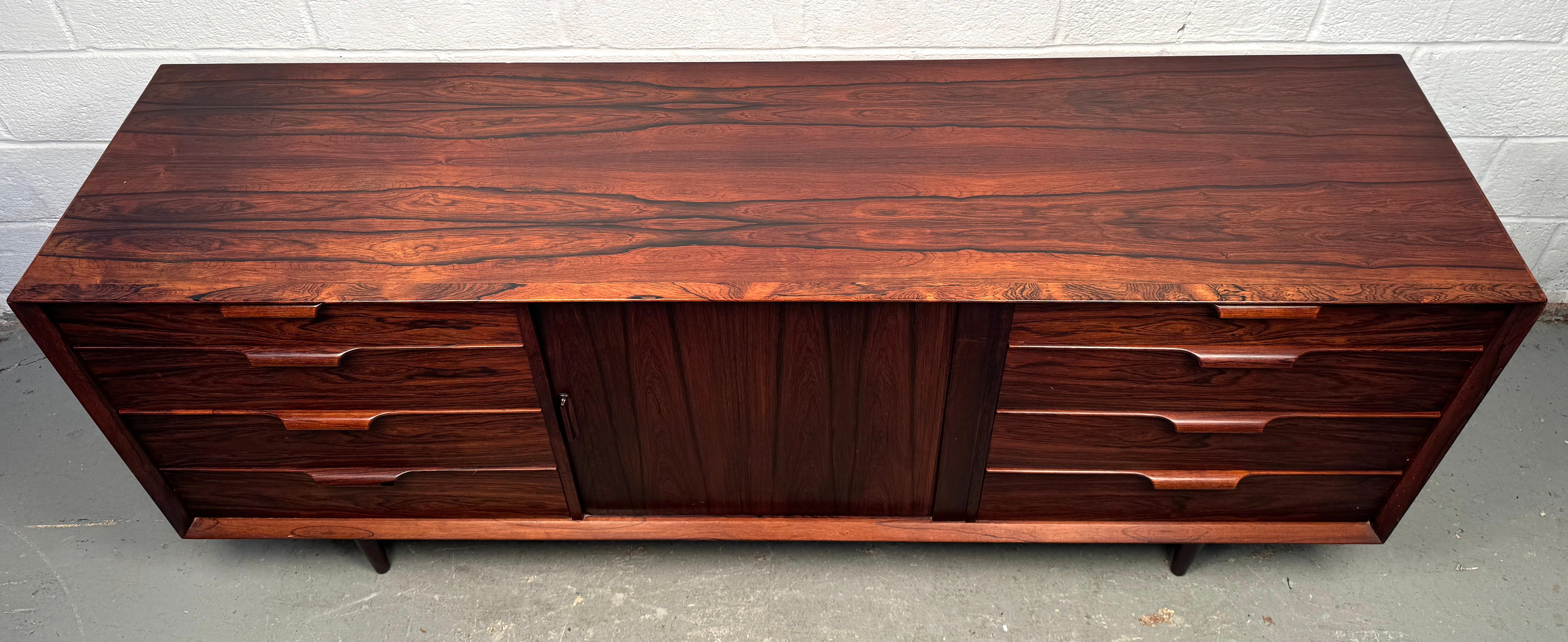 Dänisches Rosenholz-Credenza aus der Jahrhundertmitte (20. Jahrhundert) im Angebot