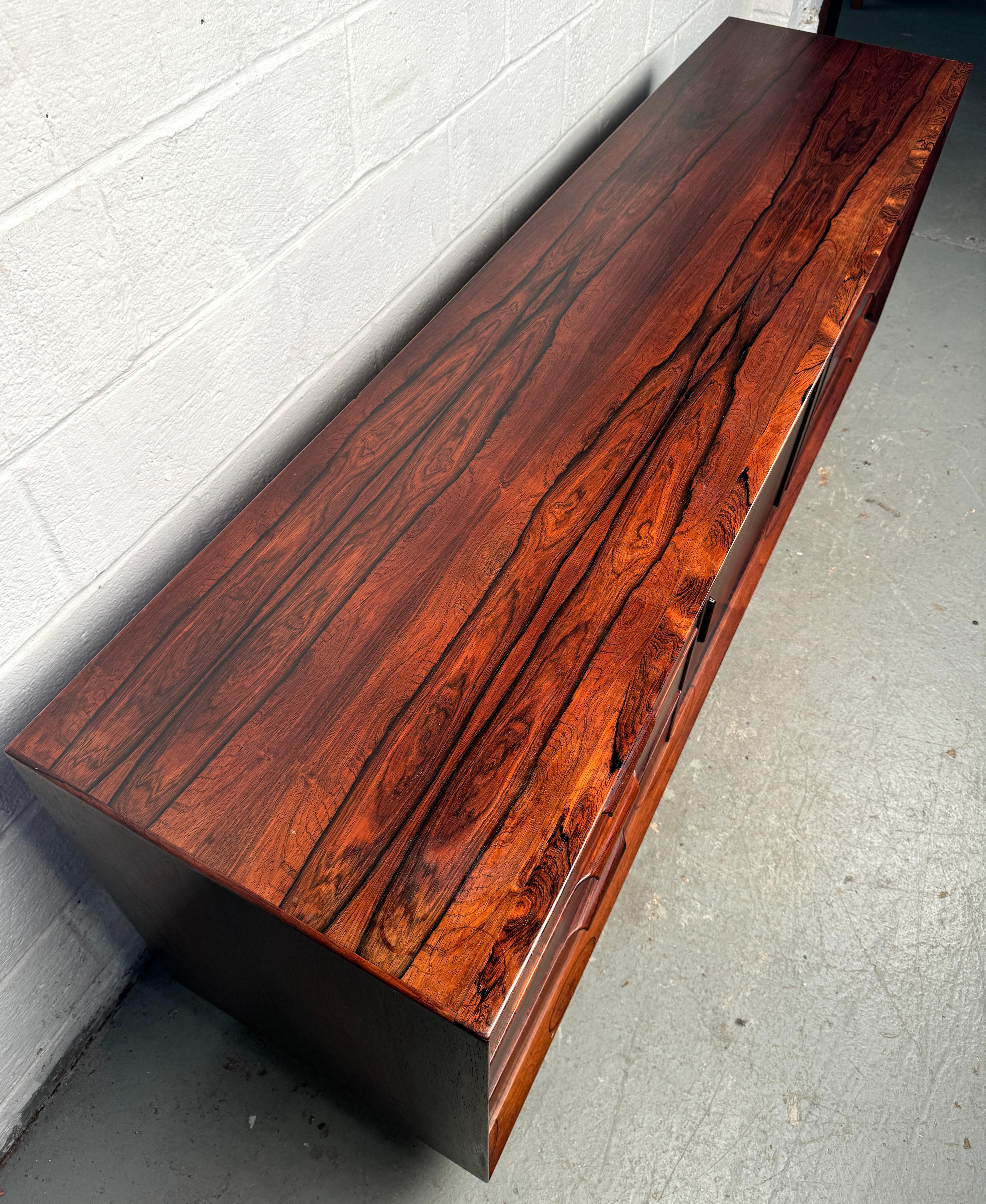 Dänisches Rosenholz-Credenza aus der Jahrhundertmitte im Angebot 1