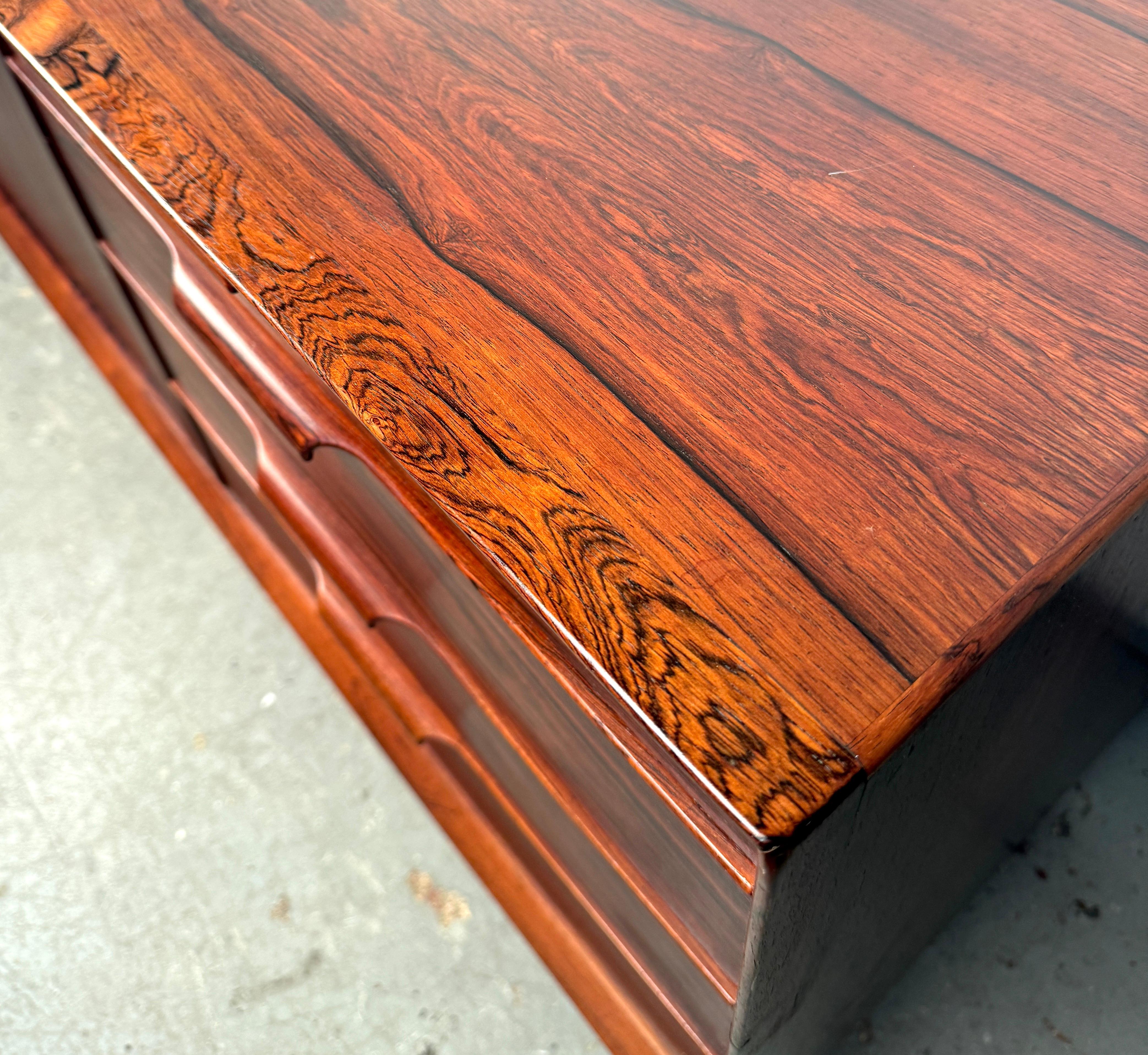 Dänisches Rosenholz-Credenza aus der Jahrhundertmitte im Angebot 2