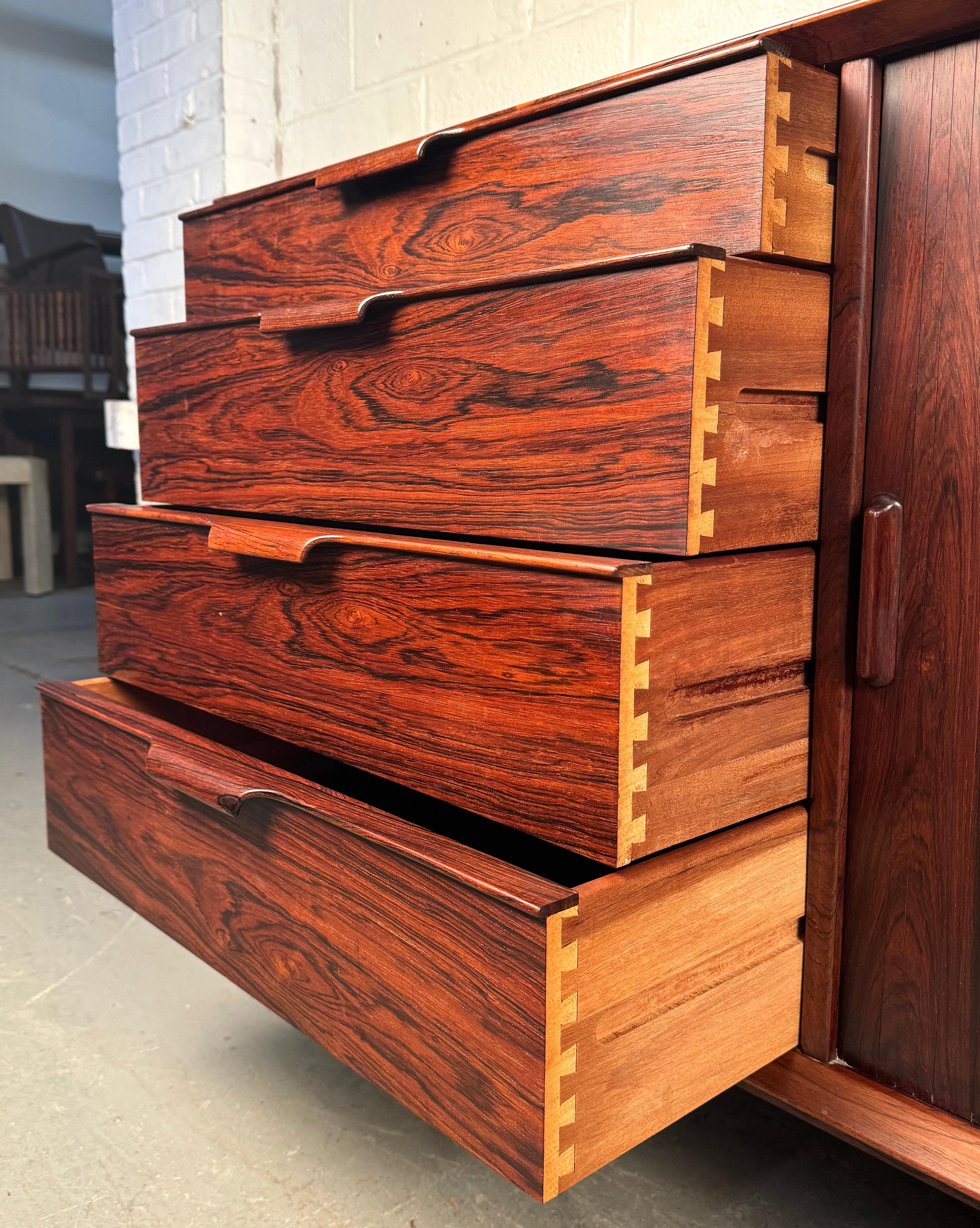 Dänisches Rosenholz-Credenza aus der Jahrhundertmitte im Angebot 4