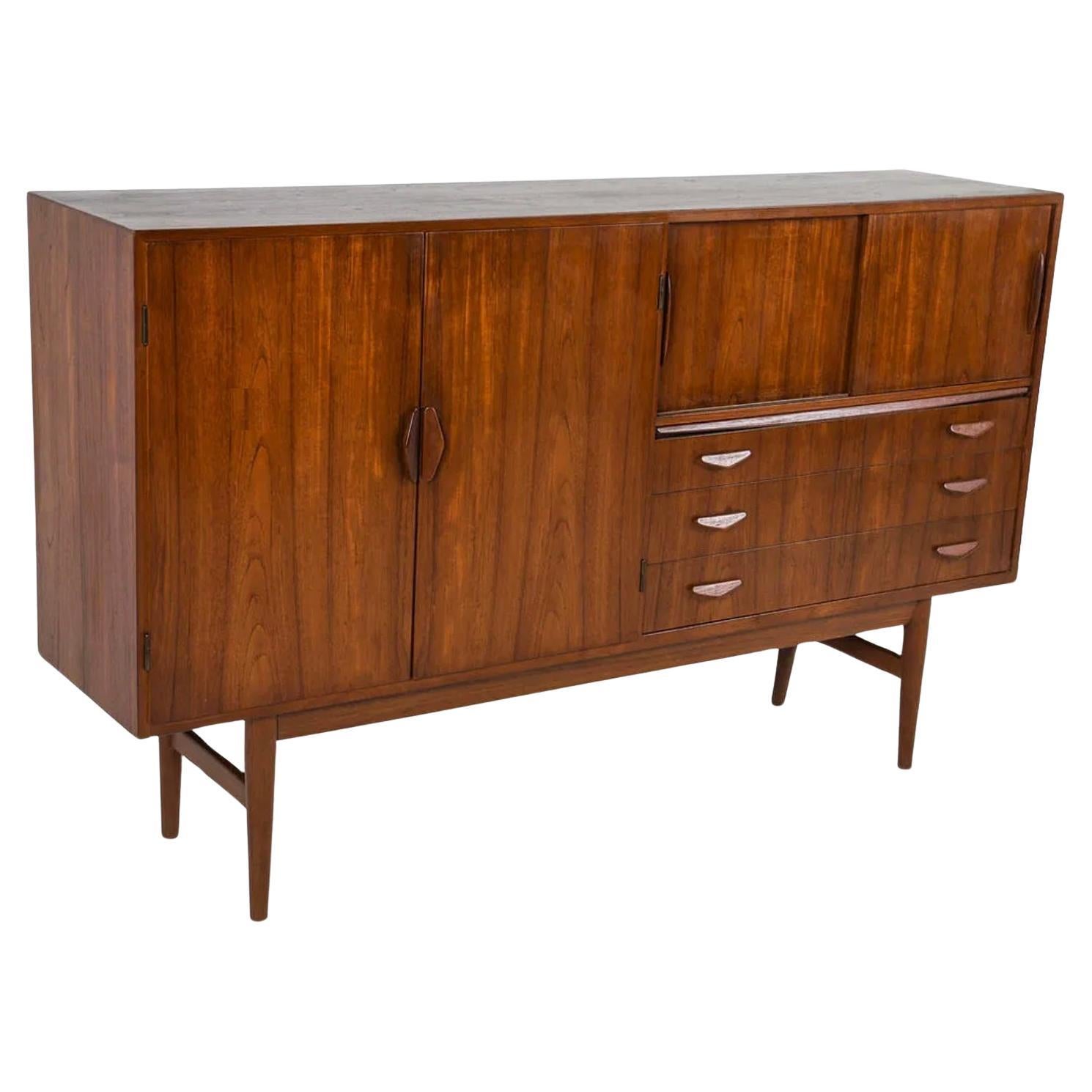 Credenza danese di metà secolo in legno di palissandro con 3 cassetti e mobile con ripiani regolabili. Ha 4 cassetti rivestiti in feltro. Realizzato intorno agli anni '60. Molto pulito dentro e fuori, prodotto in Danimarca. Pronto