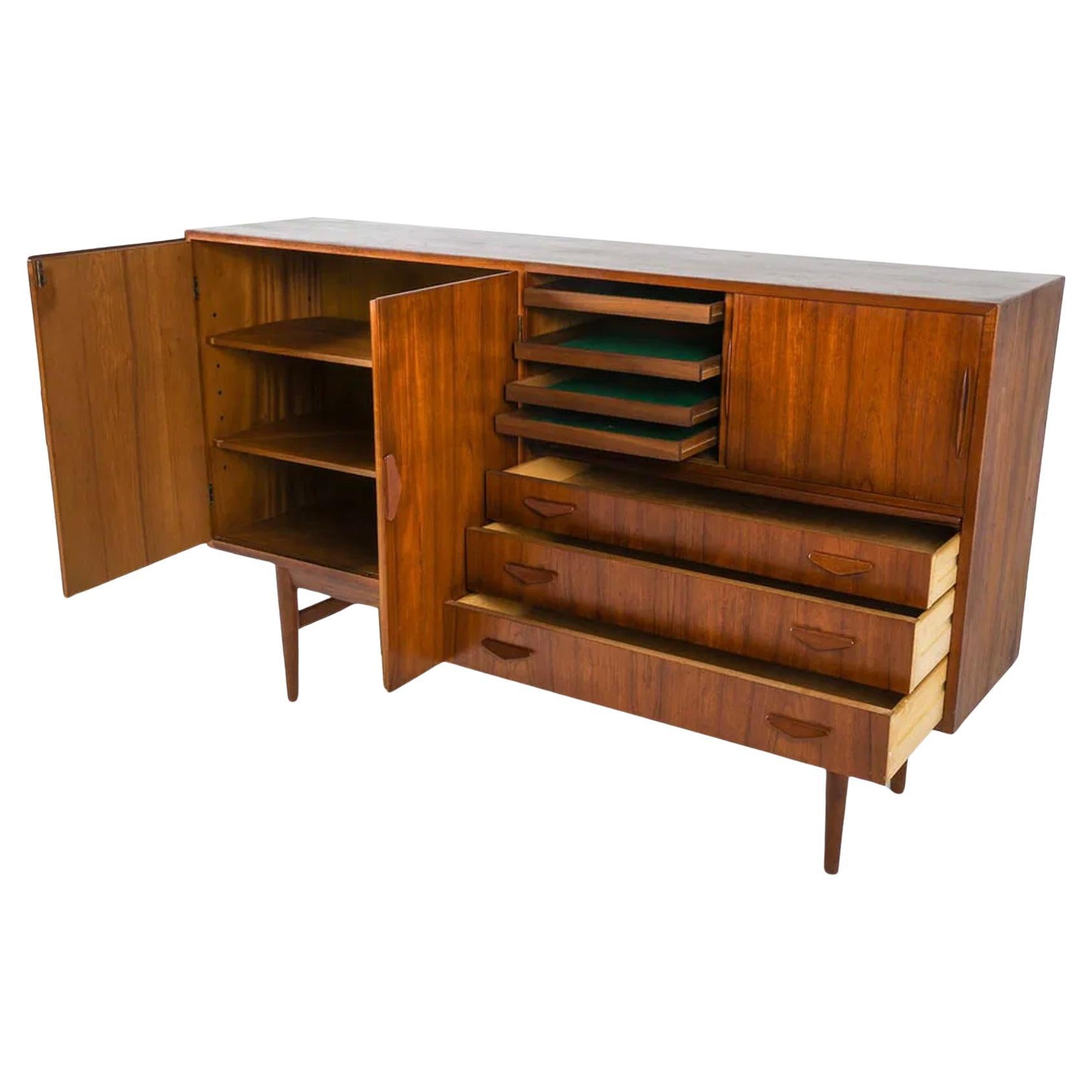 Scandinavo moderno Credenza danese di metà secolo in legno di palissandro con cassetti e armadietto in vendita