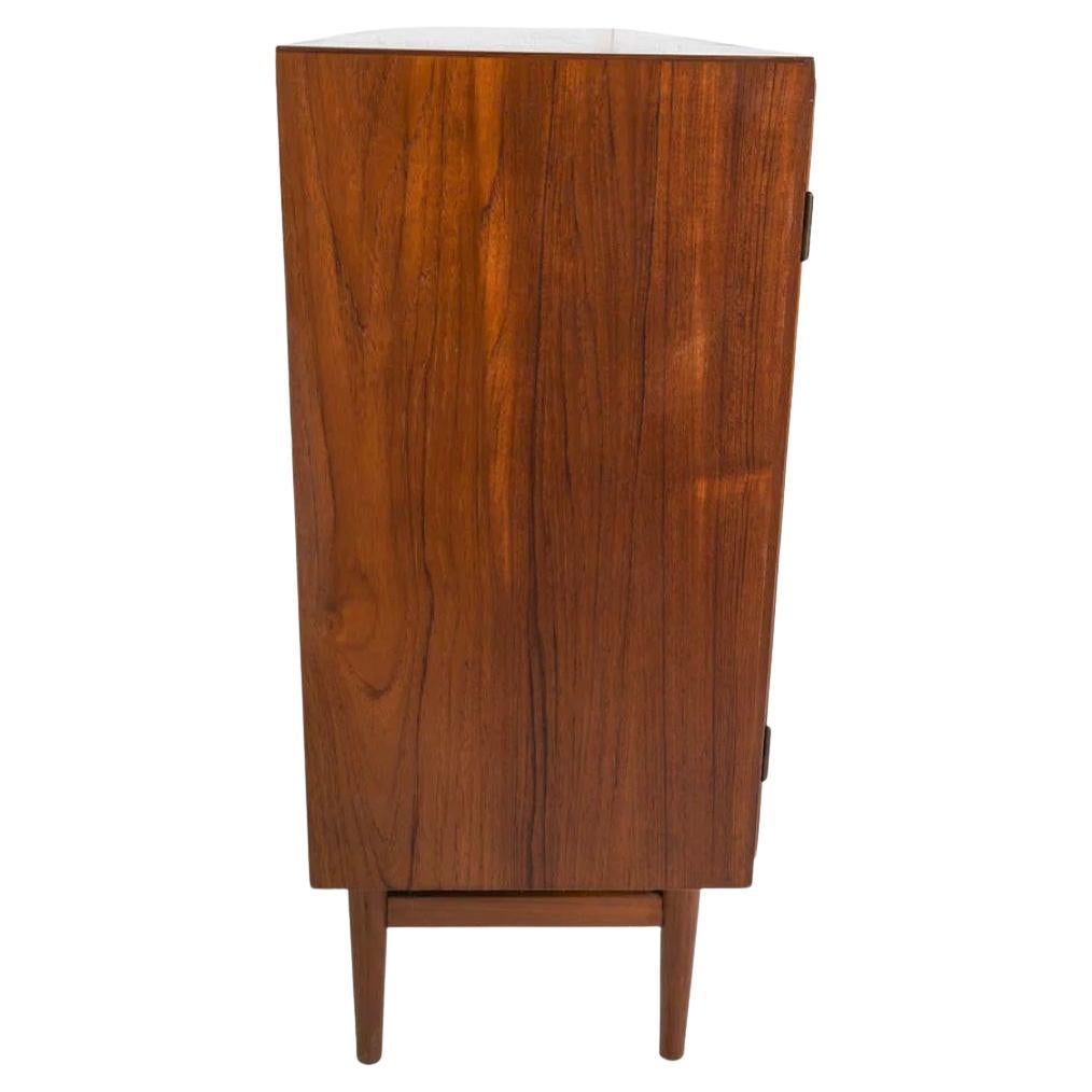 Falegnameria Credenza danese di metà secolo in legno di palissandro con cassetti e armadietto in vendita