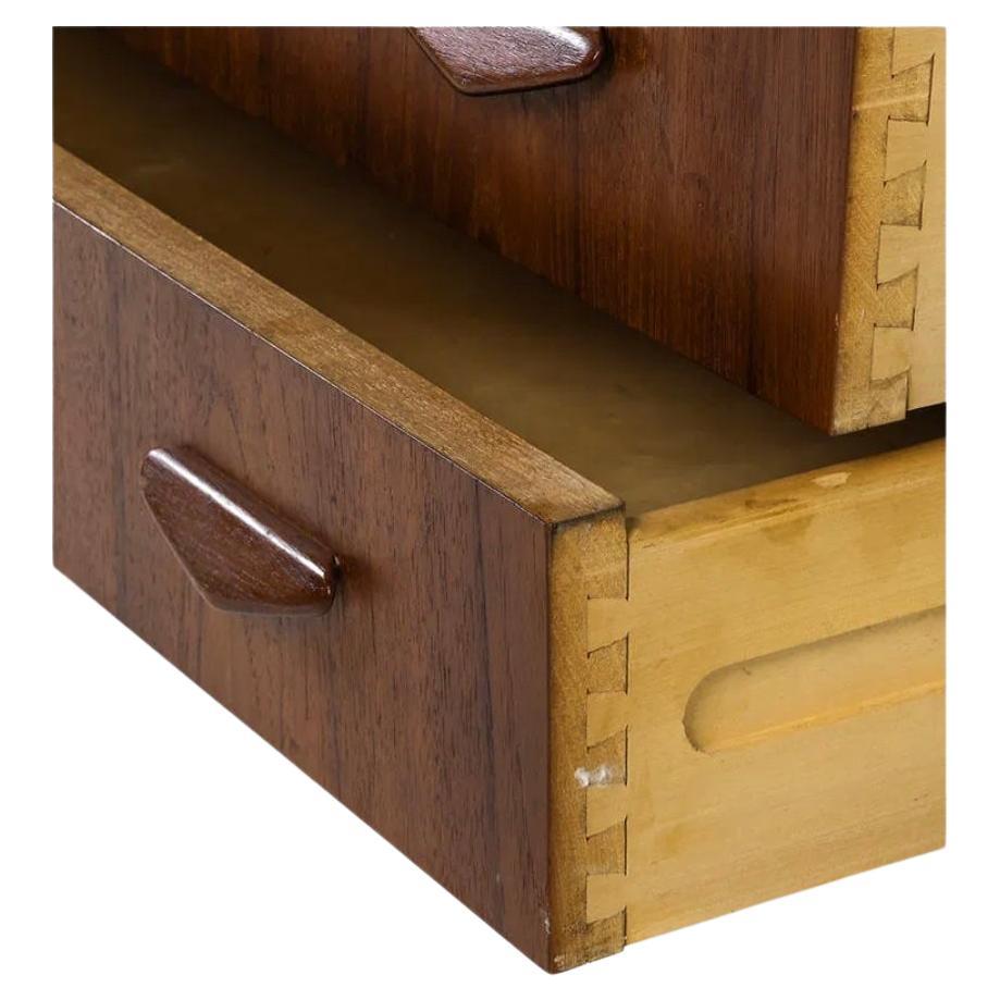 Credenza danese di metà secolo in legno di palissandro con cassetti e armadietto In condizioni buone in vendita a Brooklyn, NY