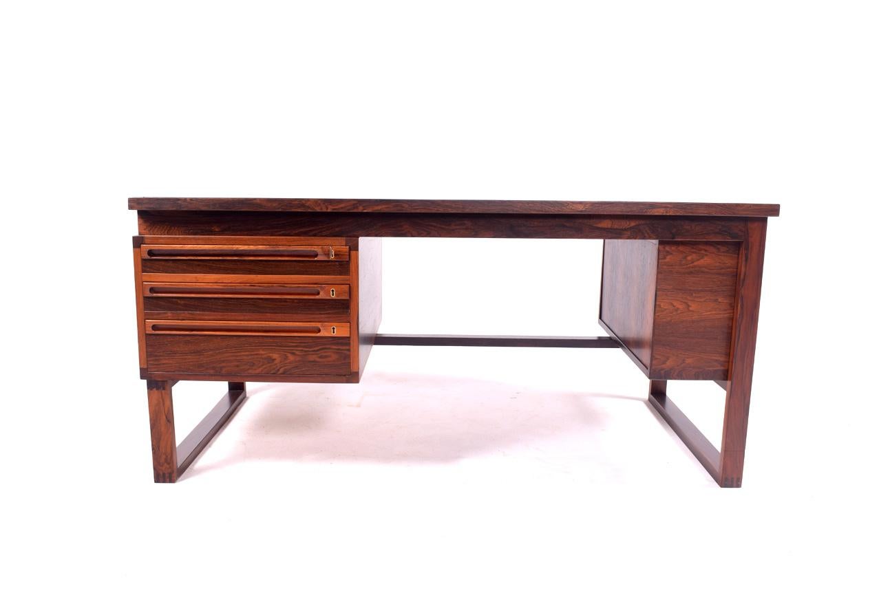 Well crafted rosewood desk. A rare 1960s executive desk, manufactured in Denmark. It consists of one set of drawers and two shelves for books. The quality of the construction is very good and the desk is gorgeous.