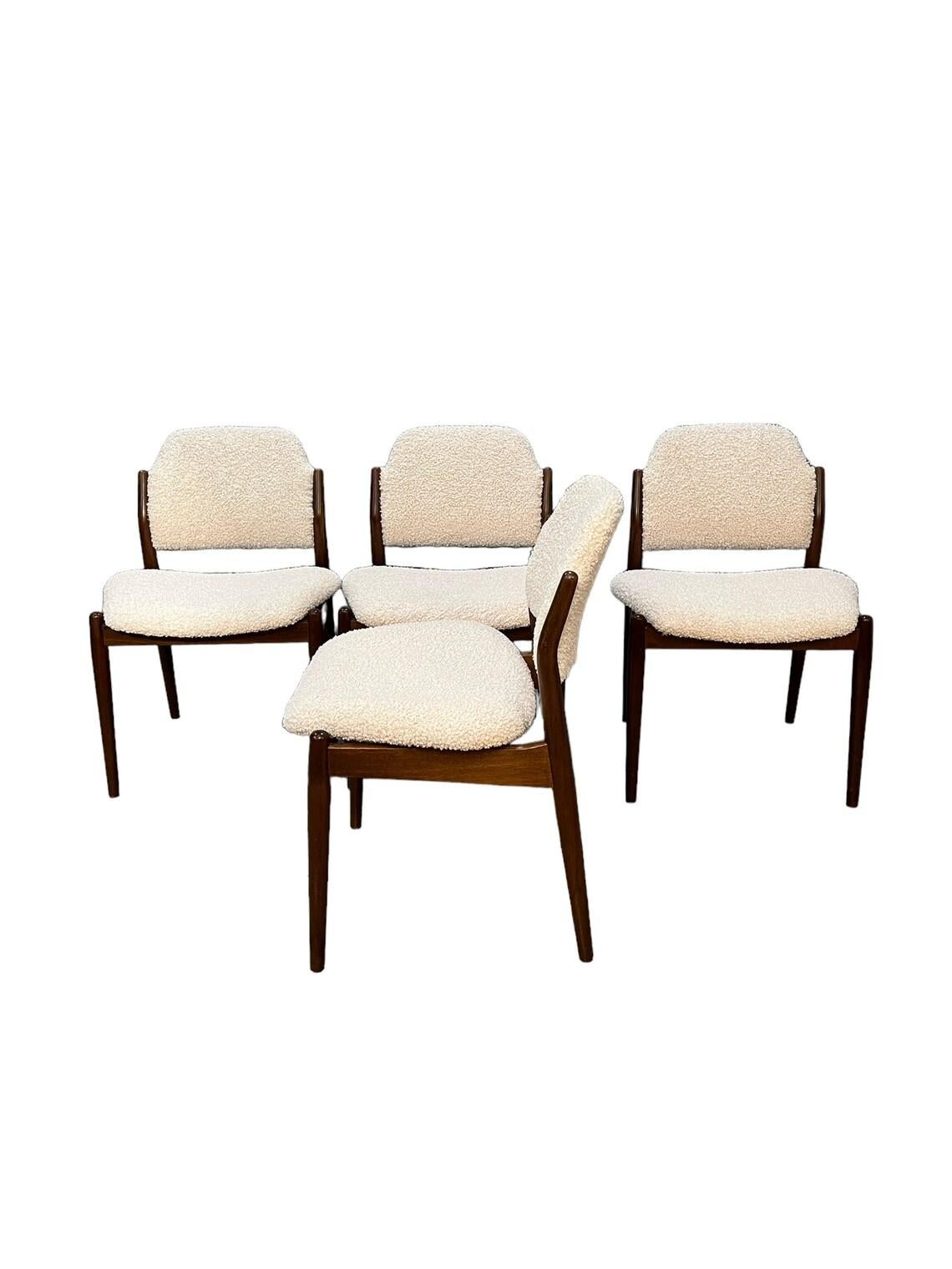 Mid-Century danish rosewood dining chairs set of 4 with new cream boucle cotton upholstery 1960’s circa 
In perfect condition like new.
Dimensions: W22 x D19 x H32 inches
