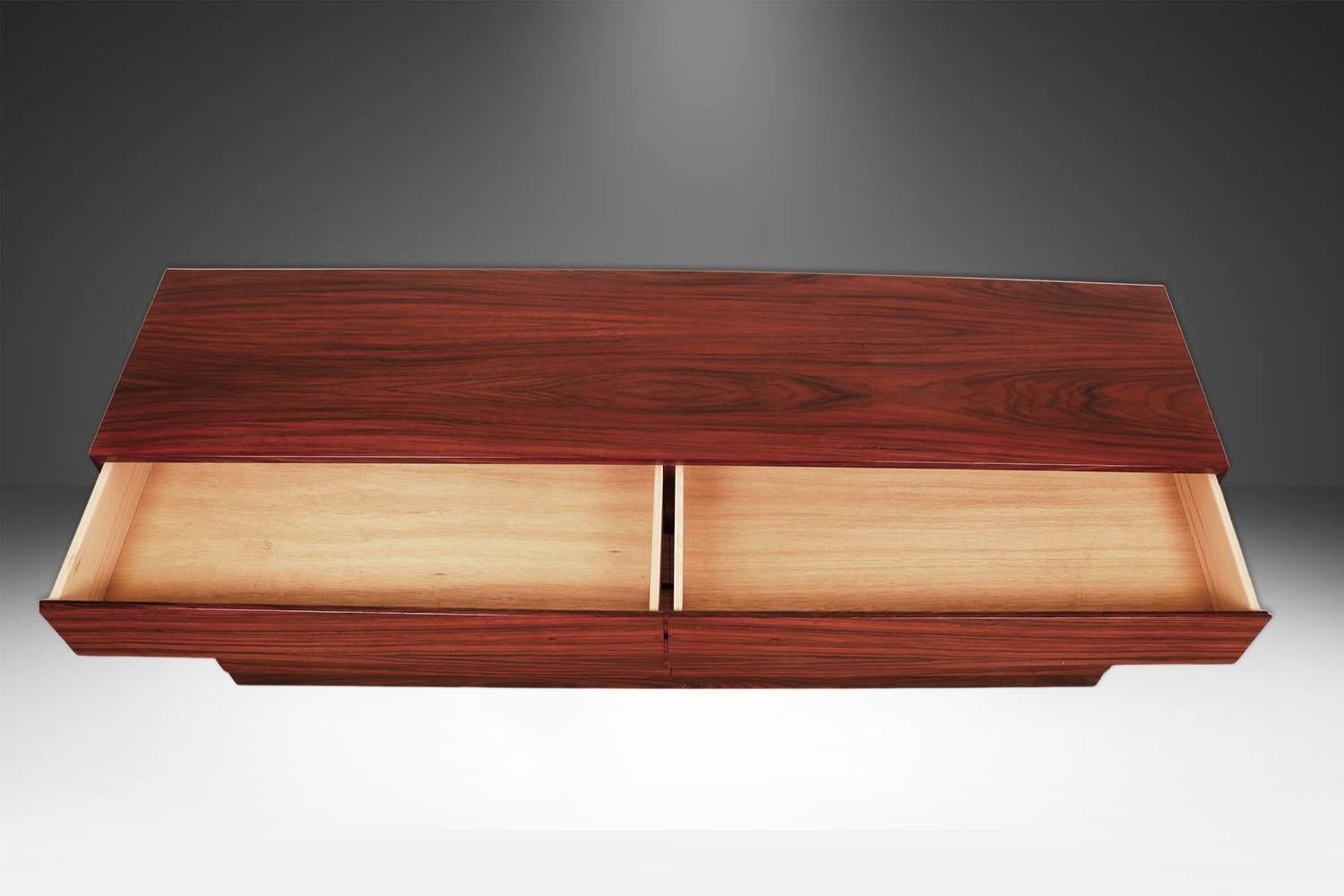 Eine atemberaubende Kommode aus Palisander von Arne Wahl Iversen für Vinde Mobelfabrik, hergestellt in Dänemark, ca. 1960er Jahre. Diese dänische Doppelkommode aus Palisander mit acht Schubladen aus der Mitte des Jahrhunderts ist im minimalistischen