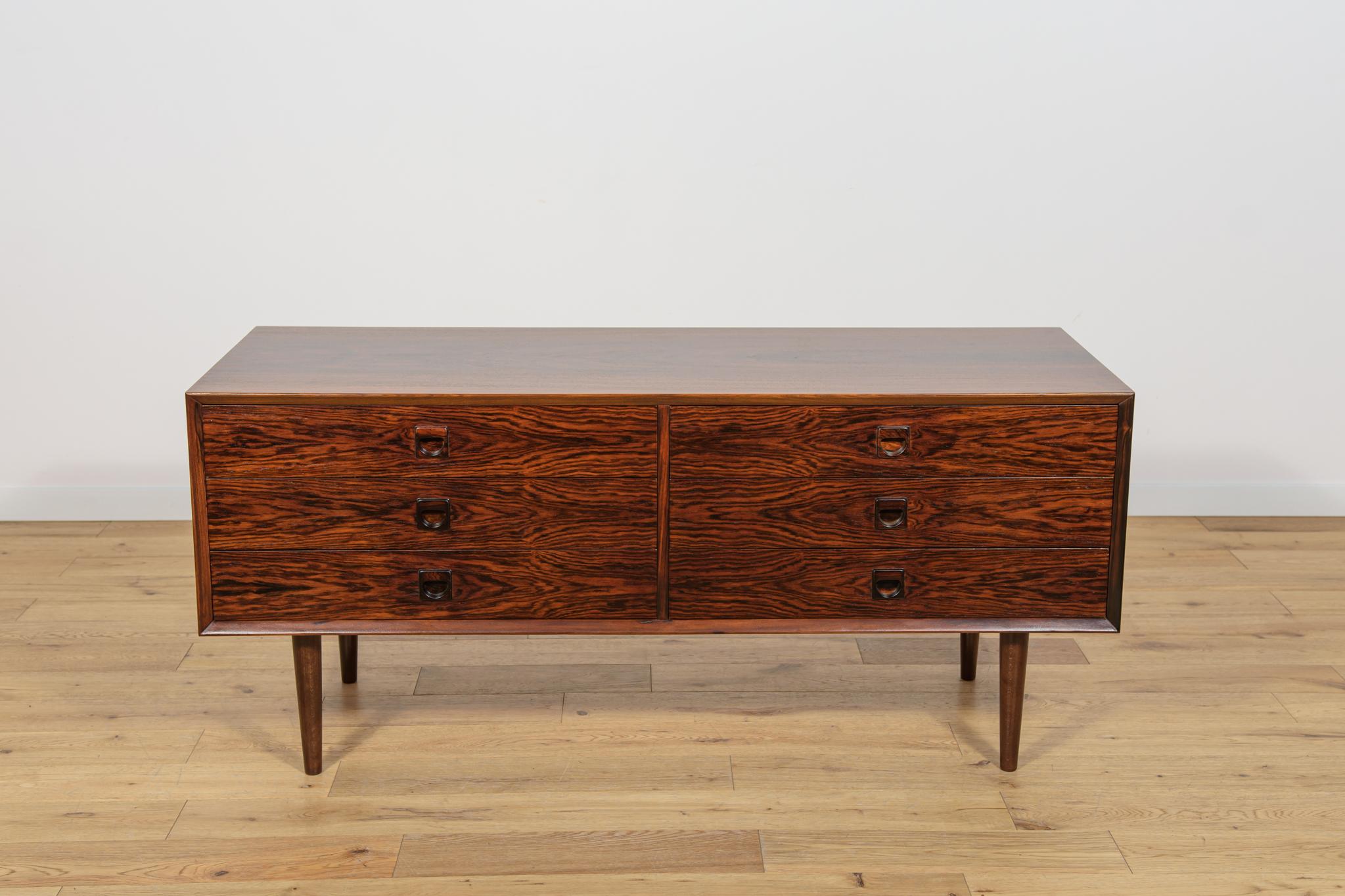 This Danish dresser with 6 drawers made by Brouer Møbelfabrik. The dresser has contoured handles and edges. Chest of drawers made of rosewood. Completely refurbished. Dresser cleaned with old surface and painted rosewood stain, finished with guality