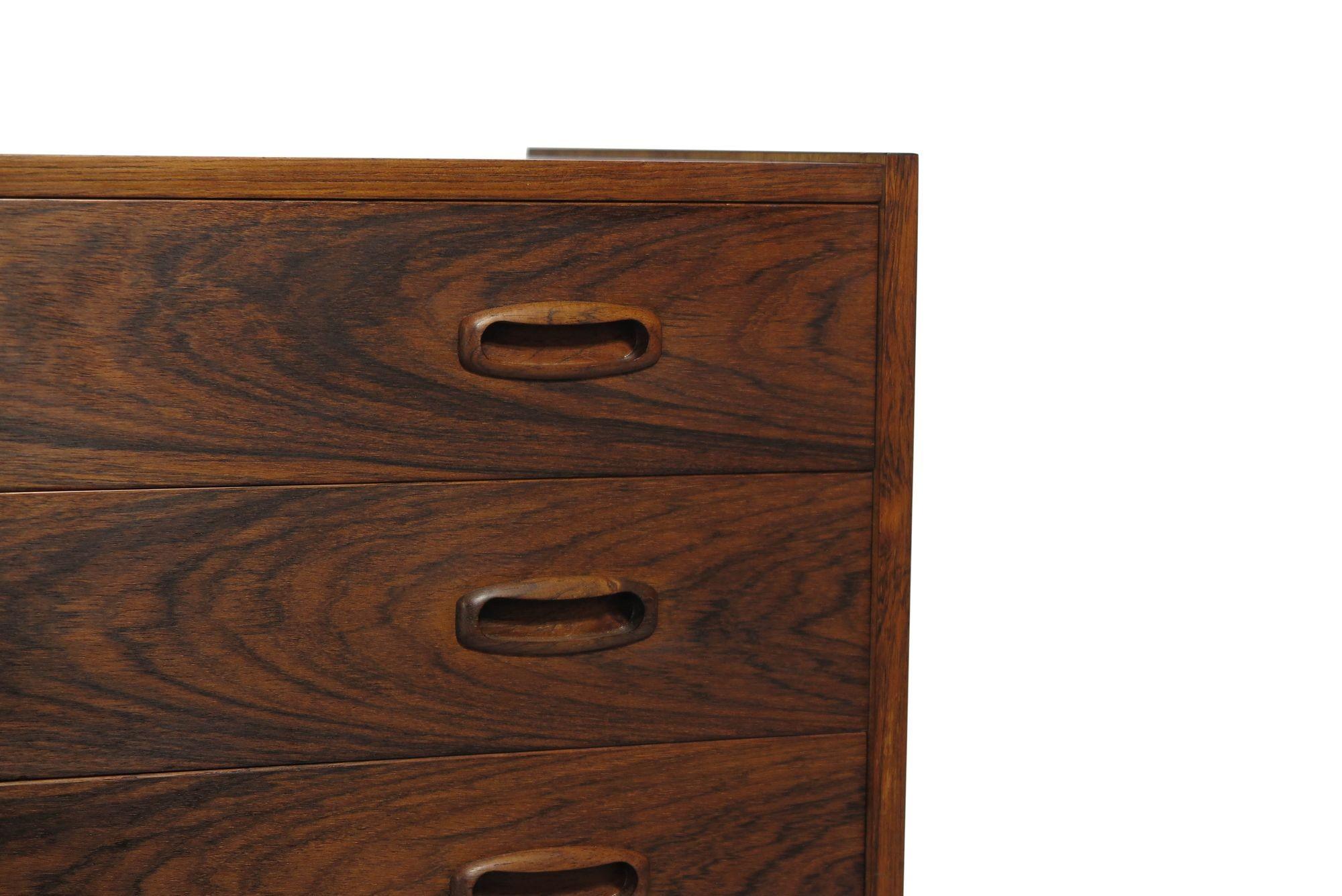 Four drawer dresser crafted in Brazilian rosewood with book-matched grain and raised on tapered legs. Finely restored and in excellent condition.
Measurements
Width 32.50’’ x Depth 16.33’’ x Height 26.75’’