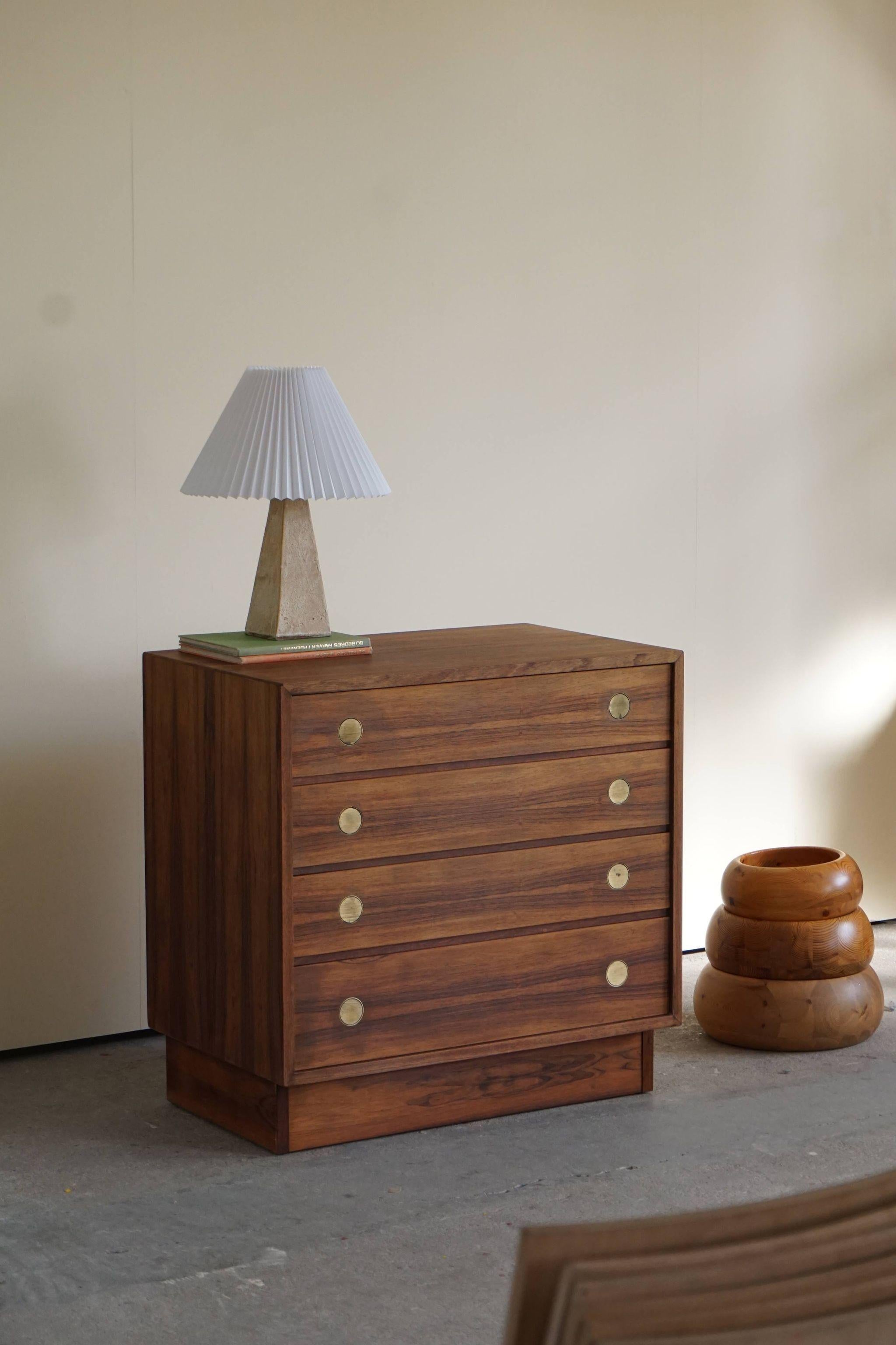 Mid century dresser with four drawers in Rosewood, made by Dyrlund, Denmark, 1960s.
Elegant design with very nice brass drawer handles in the form of spheres that are tilted to pull out the drawers.




 