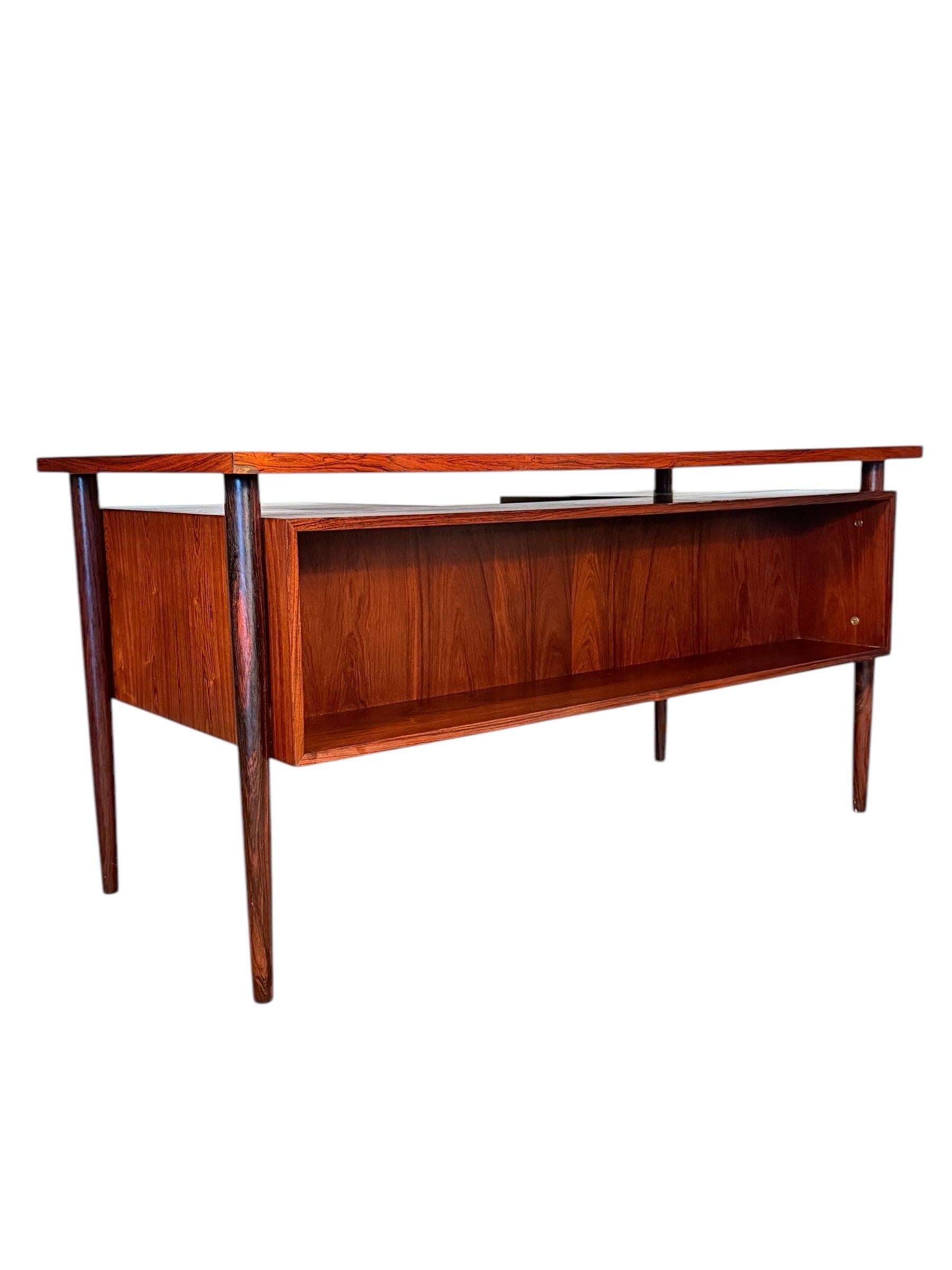 Mid-Century moderno Scrivania direzionale in palissandro danese di metà secolo di Arne Vodder per Bornholm in vendita