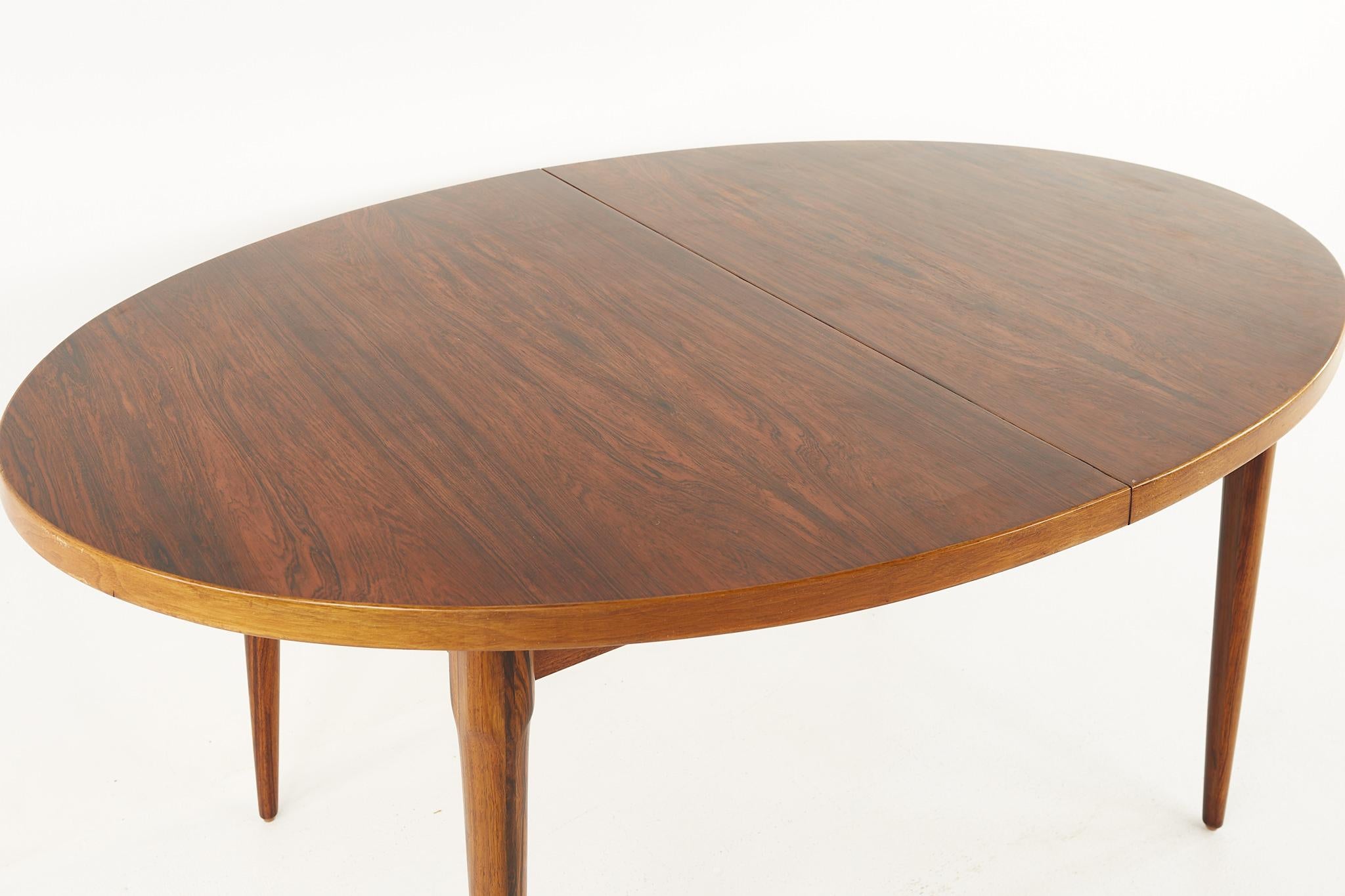 Mid-Century Danish Rosewood Expanding Dining Table In Good Condition In Countryside, IL