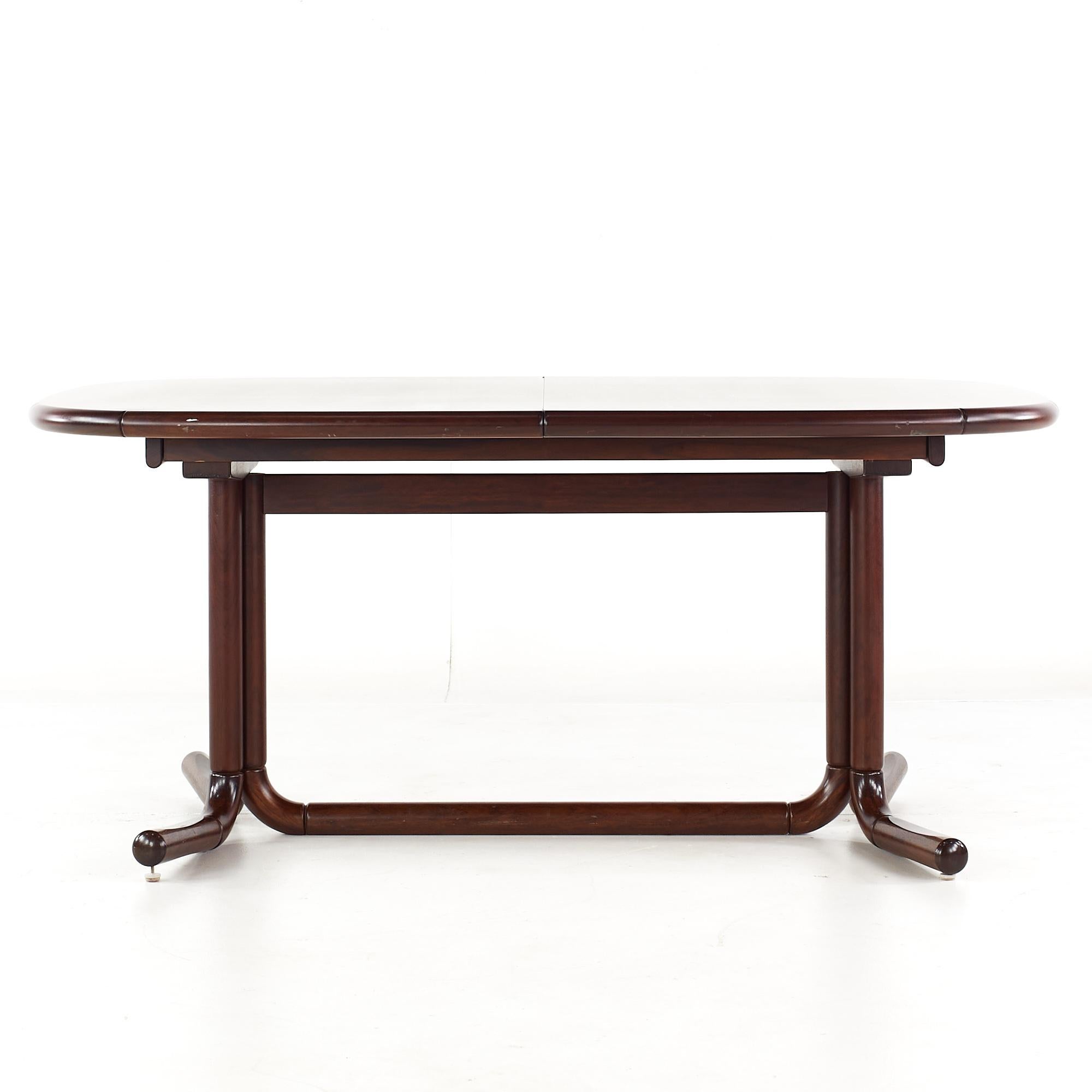 Dänischer Palisander-Esstisch aus der Mitte des Jahrhunderts mit 2 Flügeln

Dieser Tisch misst: 63 breit x 19,5 tief x 28 hoch, mit einem Stuhl Abstand von 25 Zoll, jedes Blatt misst 19,5 Zoll breit, so dass eine maximale Tischbreite von 82,5
