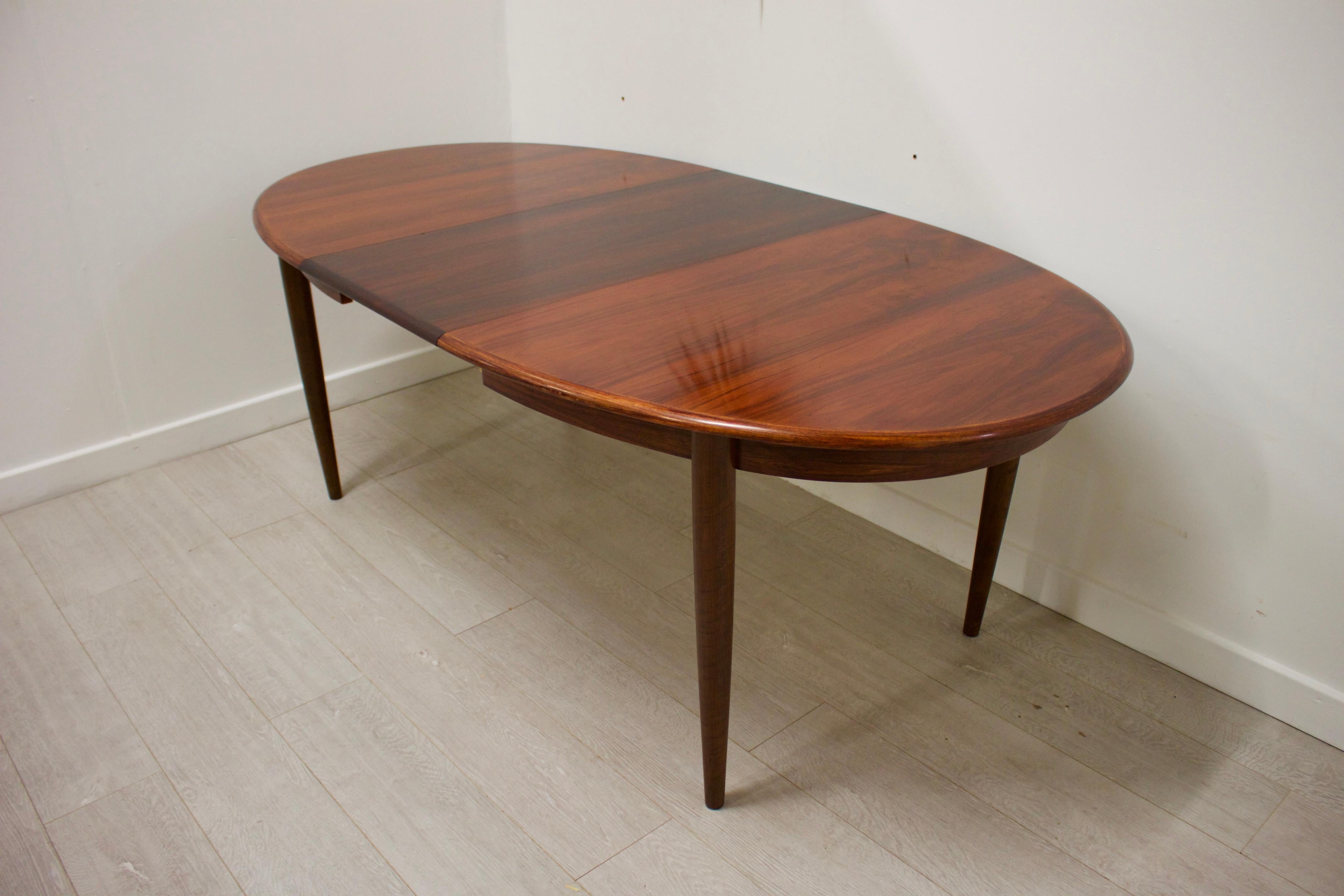 - Midcentury extending dining table
- Made from Rosewood
- Measures: Table extended length 198cm.
