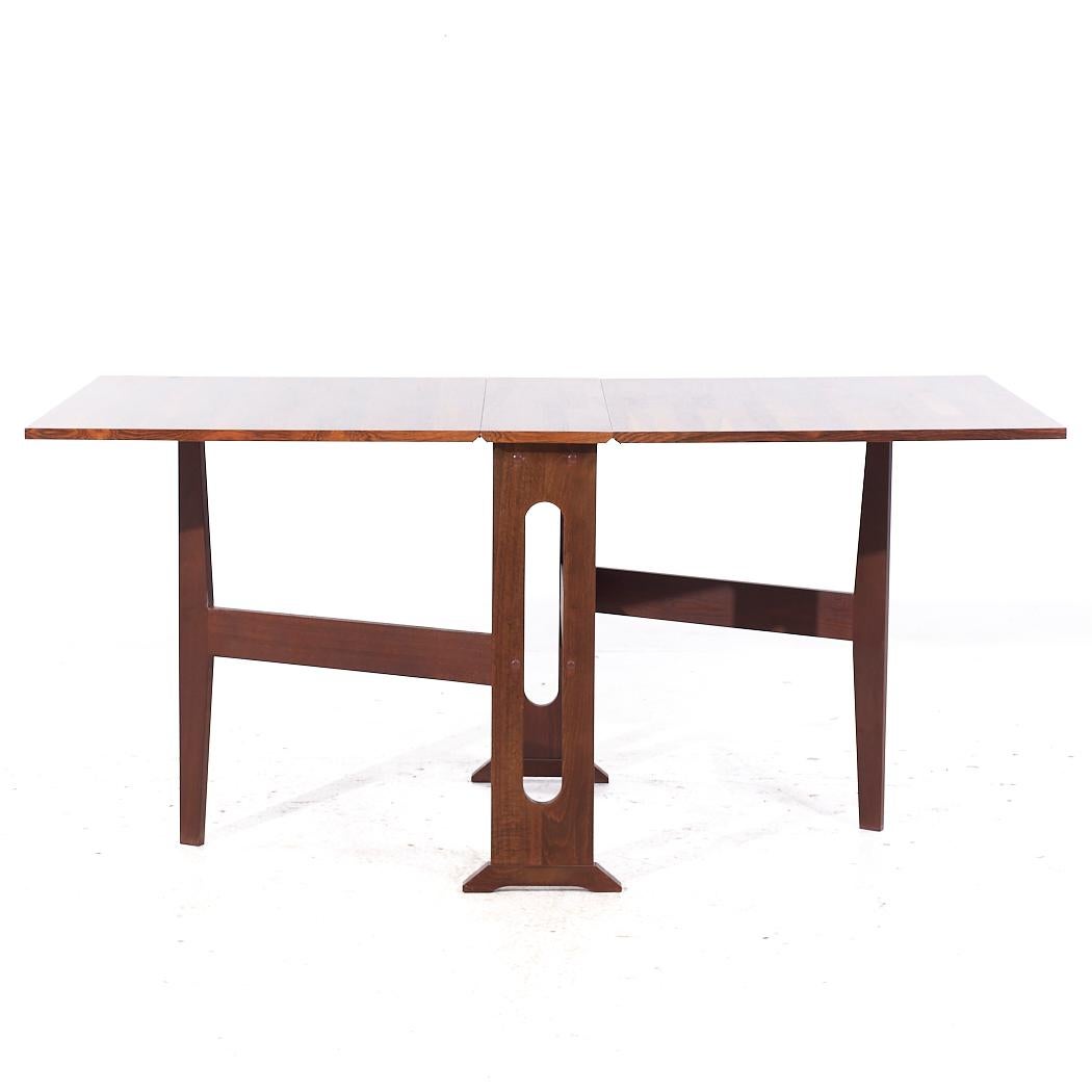 Table de salle à manger danoise du milieu du siècle en palissandre

La table agrandie mesure : 65 pouces de large x 30 pouces de profondeur x 30,25 pouces de hauteur, avec un dégagement pour les chaises de 29,5 pouces, lorsque la table n'est pas