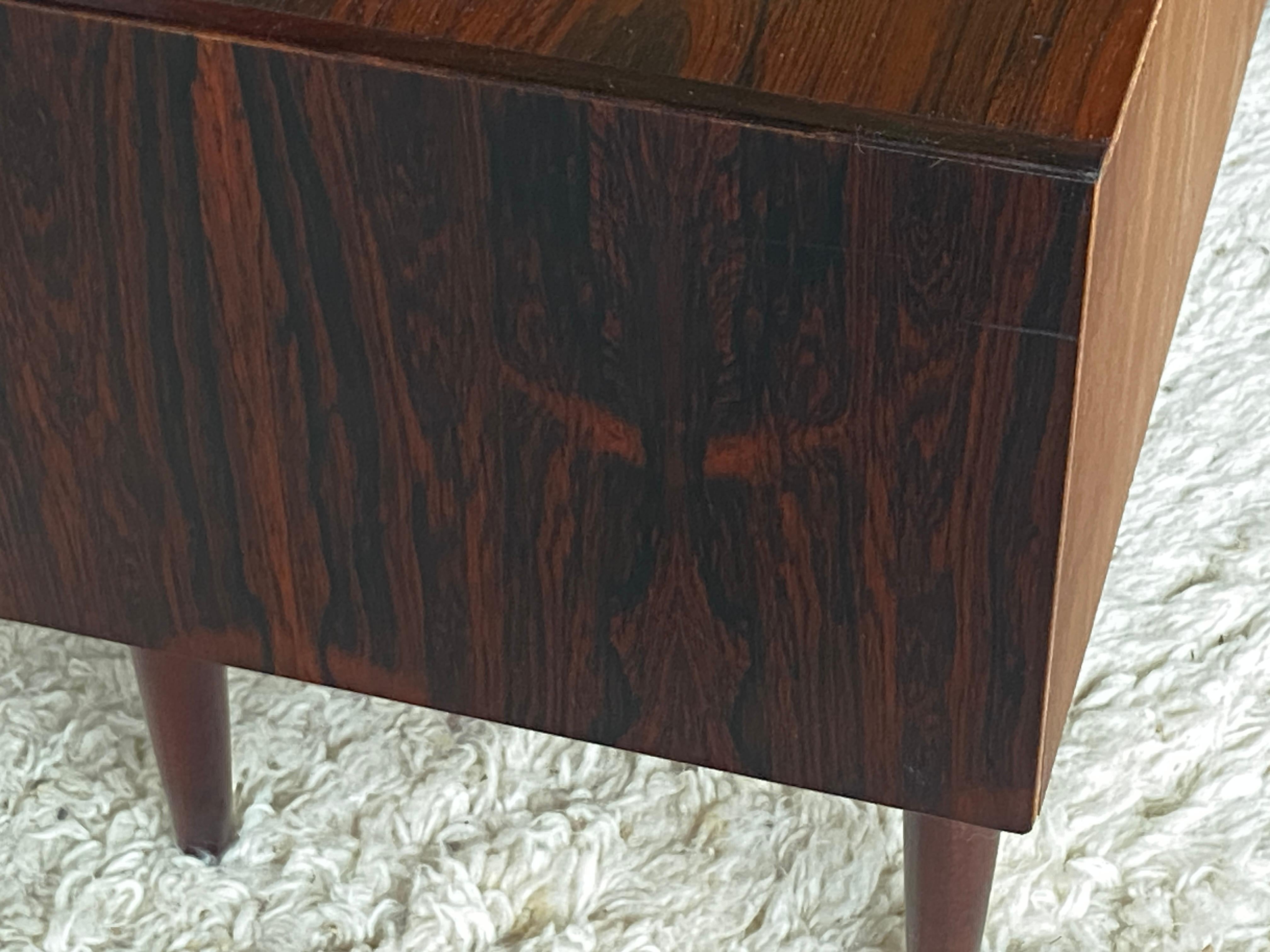 Comò basso danese di metà secolo in legno di palissandro - cassettone in vendita 3