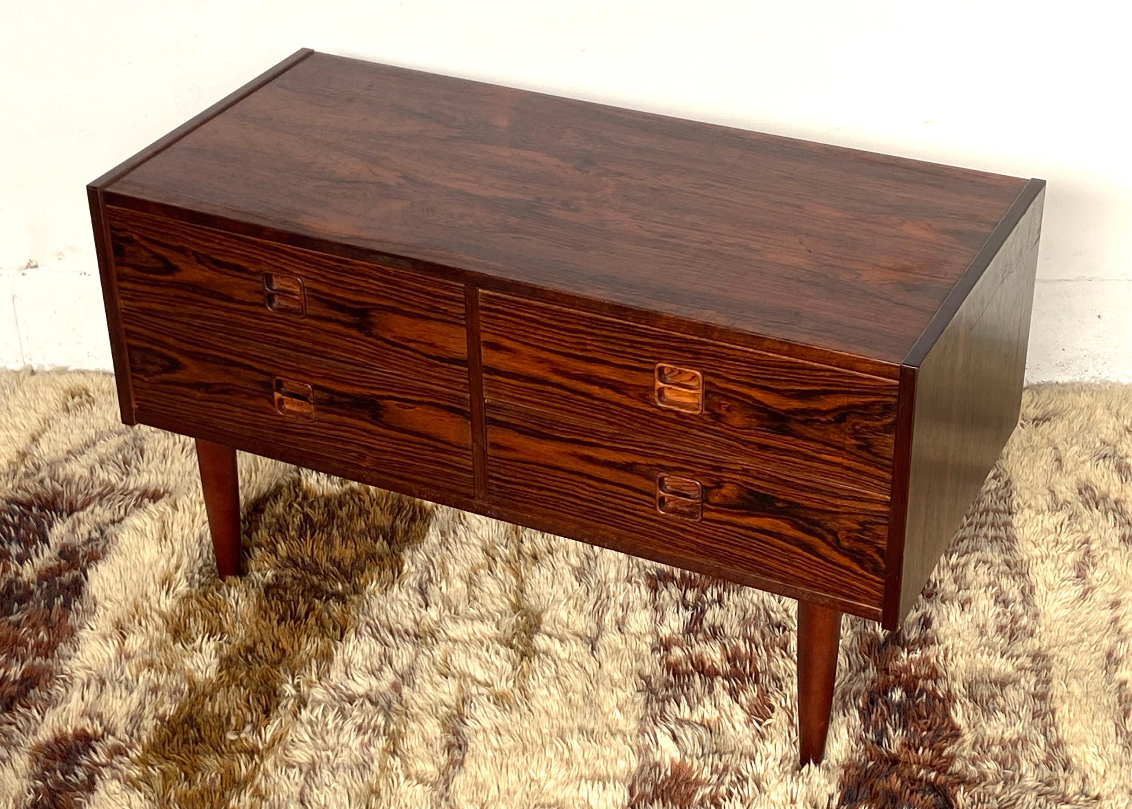 Scandinavo moderno Comò basso danese di metà secolo in legno di palissandro - cassettone in vendita