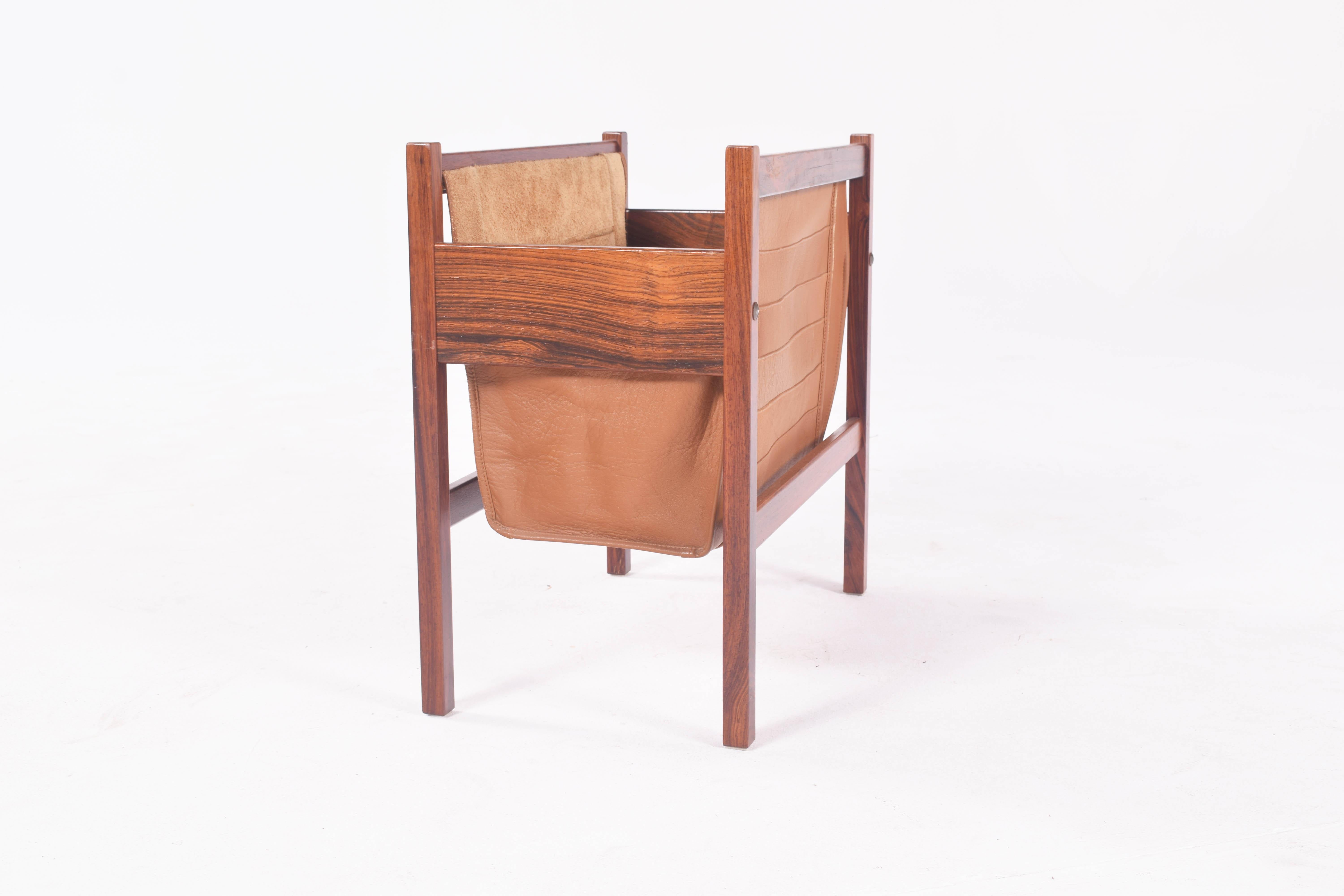 Modern magazine holder, in perfect vintage conditions. Elegant leather application with beautiful rosewood grain. Contains a rosewood divider for the magazines on the interior.