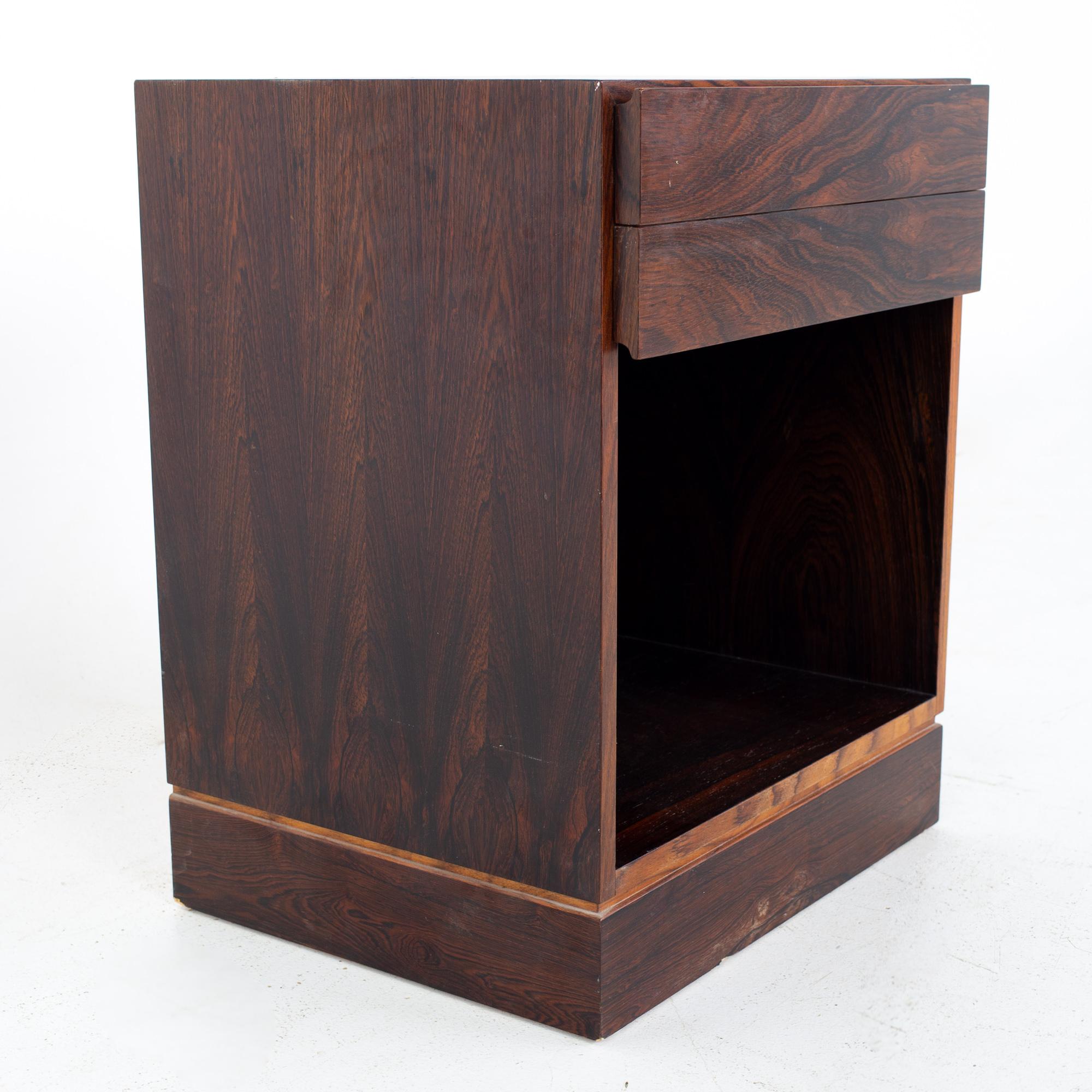 Mid Century Danish Rosewood Nightstand In Good Condition For Sale In Countryside, IL