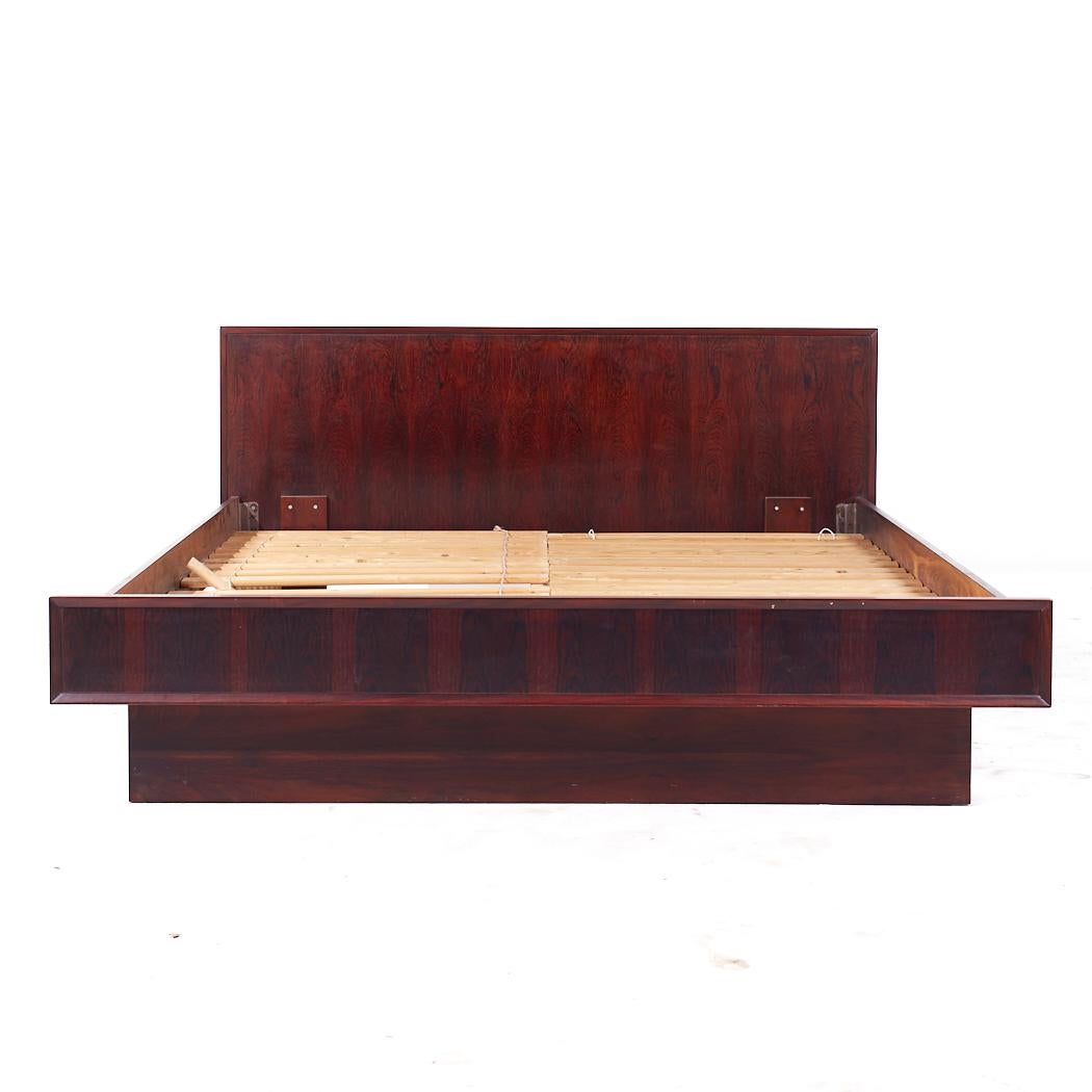Mid Century Danish Palisander Queen Plattform Bett

Das Kopfteil misst: 64,75 breit x 84,75 tief x 29,5 Zoll hoch
Der Bettrahmen misst 62,25 breit x 12,5 Zoll hoch

Alle Möbelstücke sind in einem so genannten restaurierten Vintage-Zustand zu haben.
