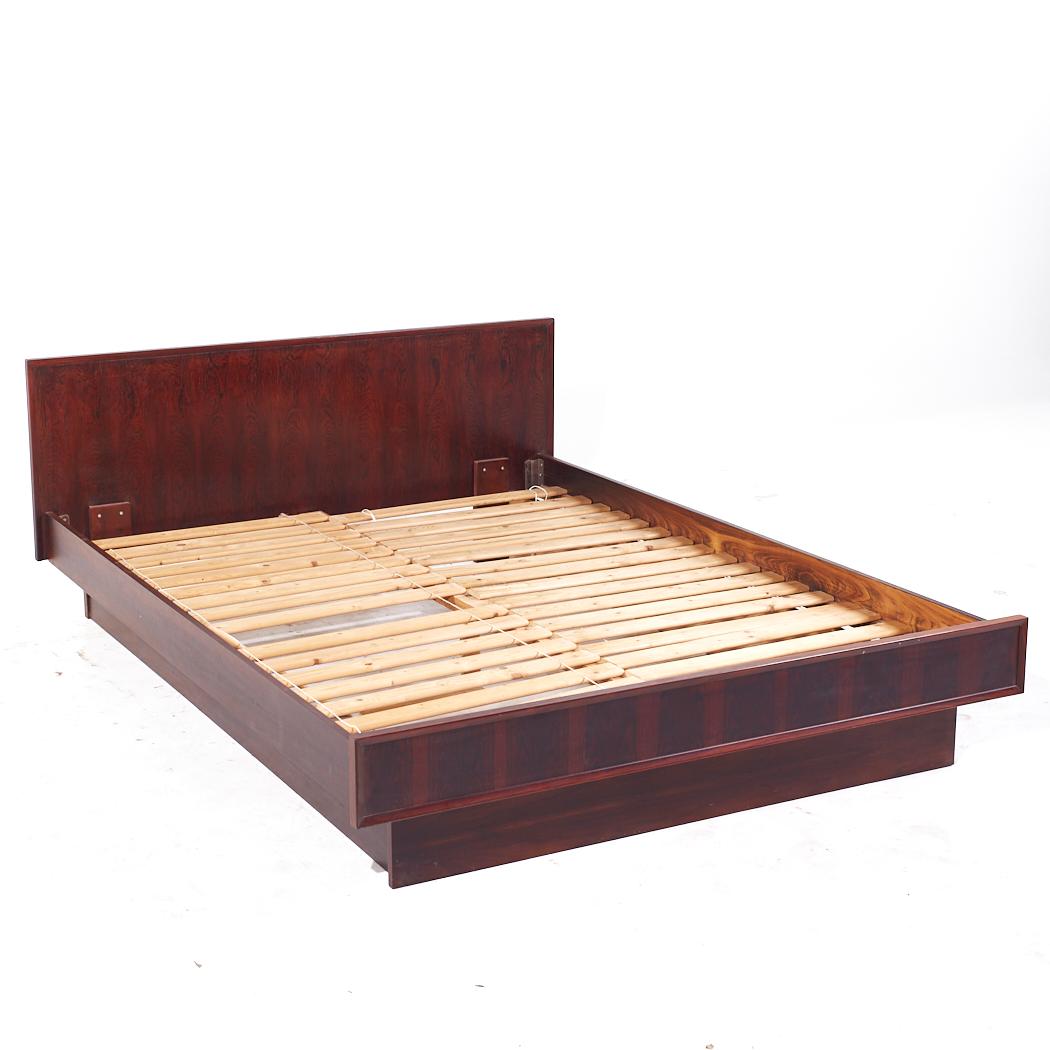 Mid Century Danish Palisander Queen Plattform Bett (Dänisch) im Angebot