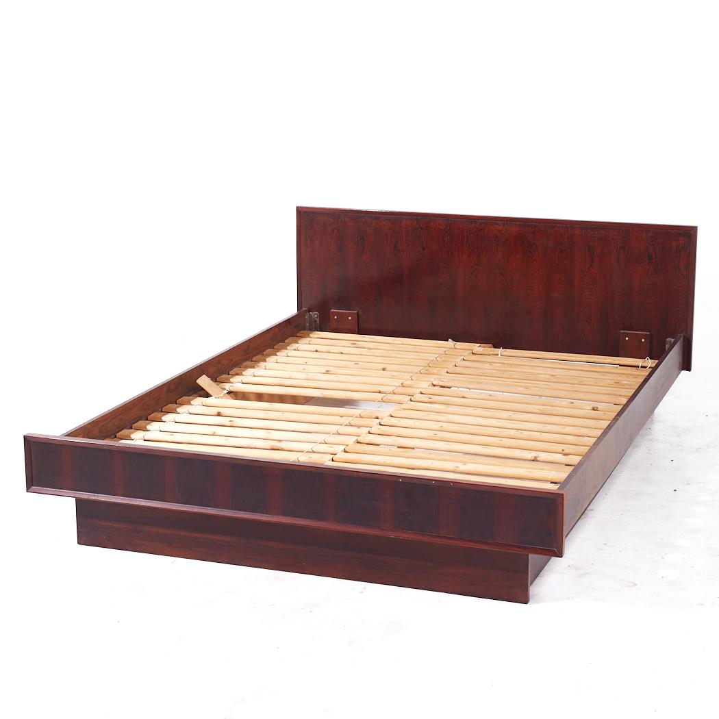 Mid Century Danish Palisander Queen Plattform Bett im Zustand „Gut“ im Angebot in Countryside, IL
