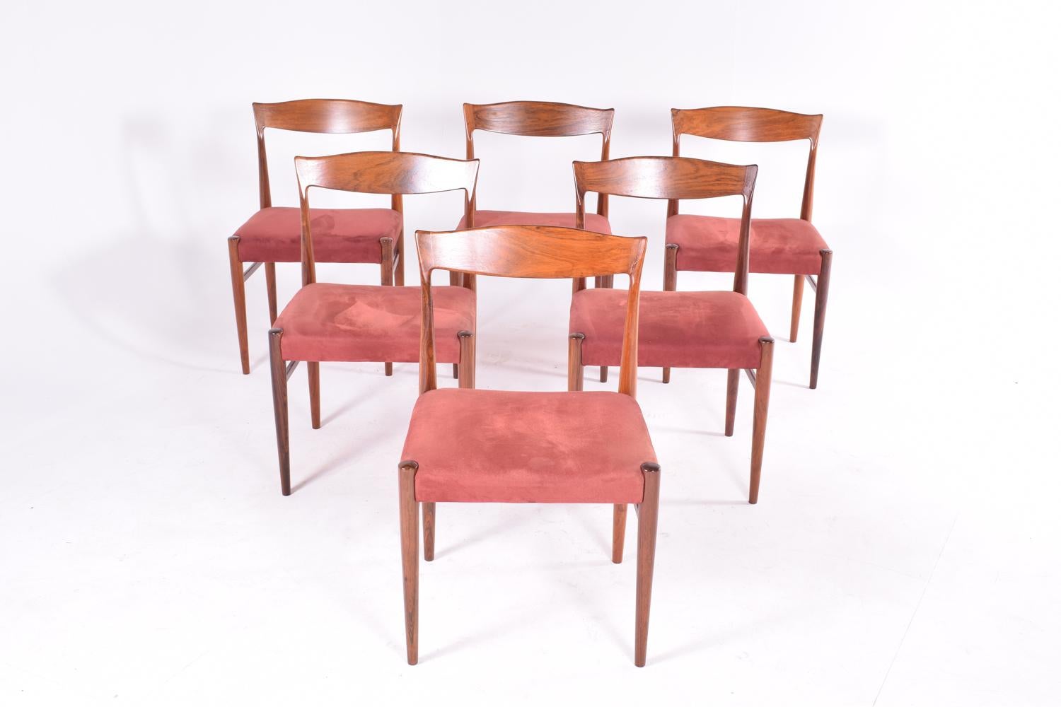 This set of Danish midcentury dining chairs is a good representative of the amazing Scandinavian design, such a fluid structure with a beautiful construction and great comfortability, combining an amazing rosewood veneer and woodwork with a