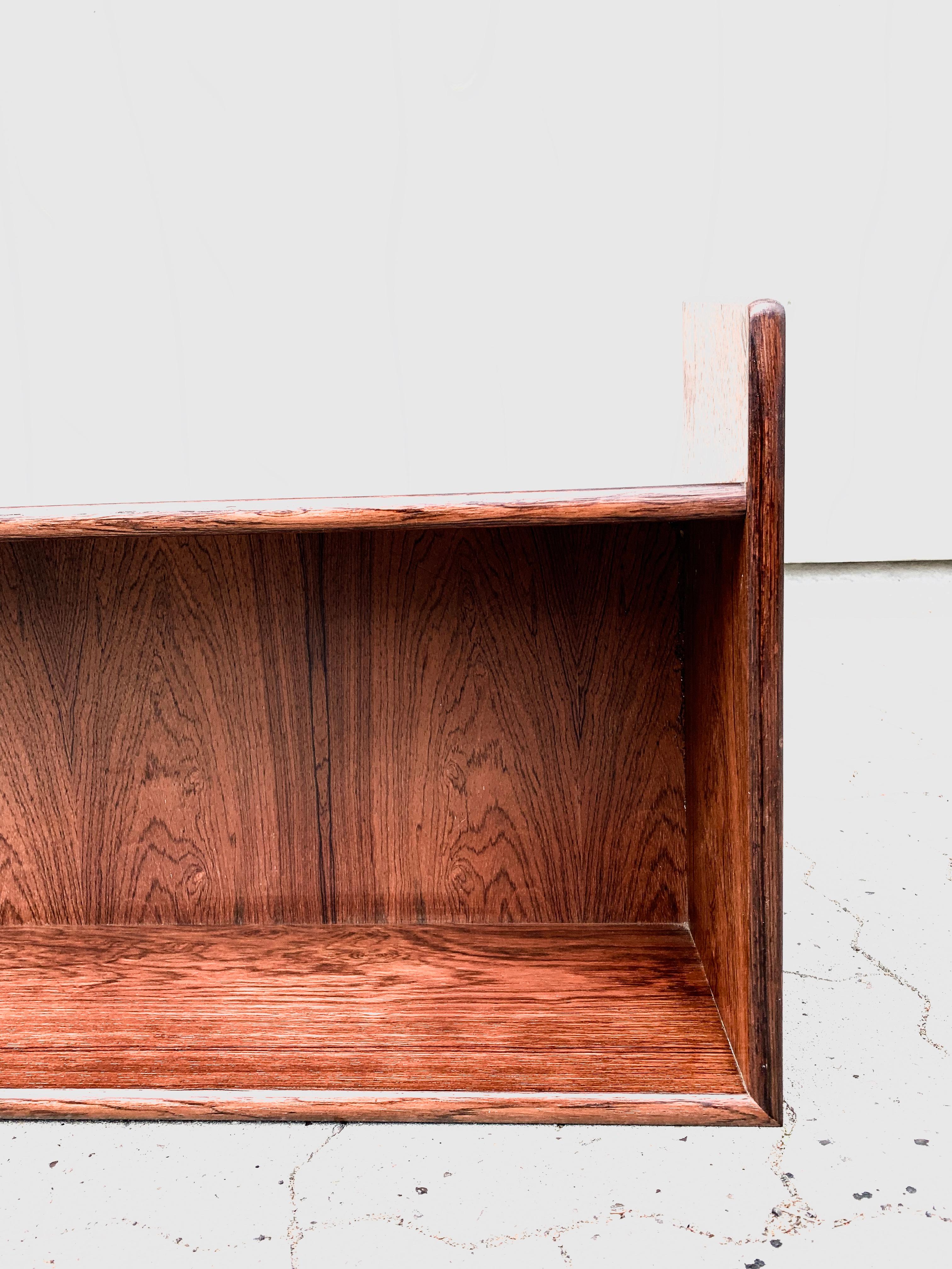 Large floating wall shelf (90 x 21 cm) composed of Rosewood veneered wall-mounted. Manufactured and designed in Denmark in the 1960s.