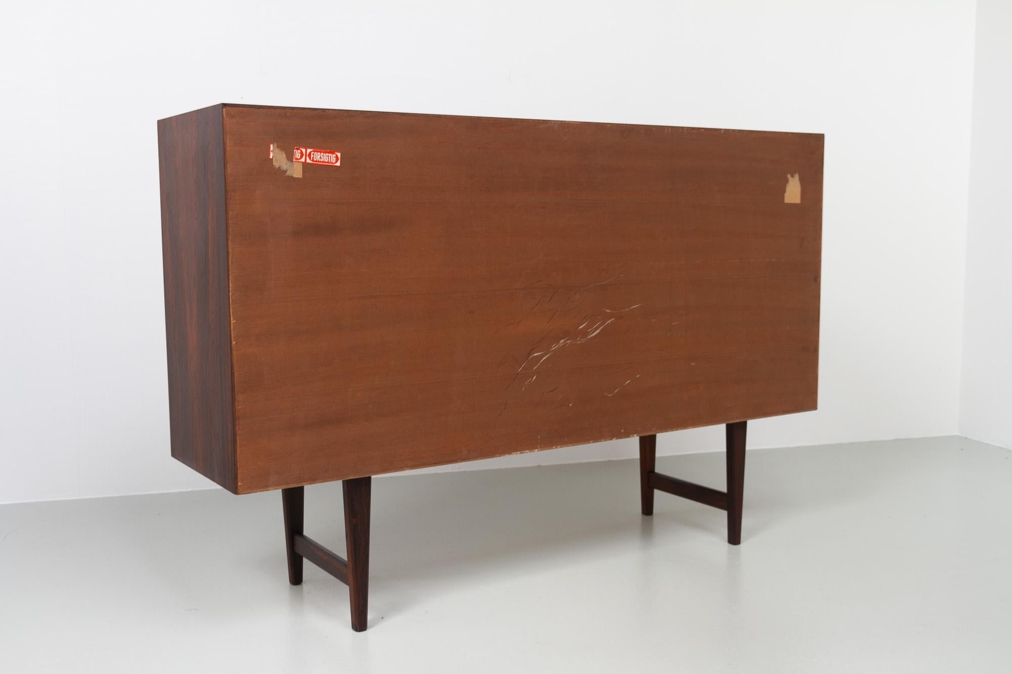 Dänisches Palisander-Sideboard aus der Jahrhundertmitte von E.W. Bach für Sejling Skabe, 1960er-Jahre. im Angebot 4
