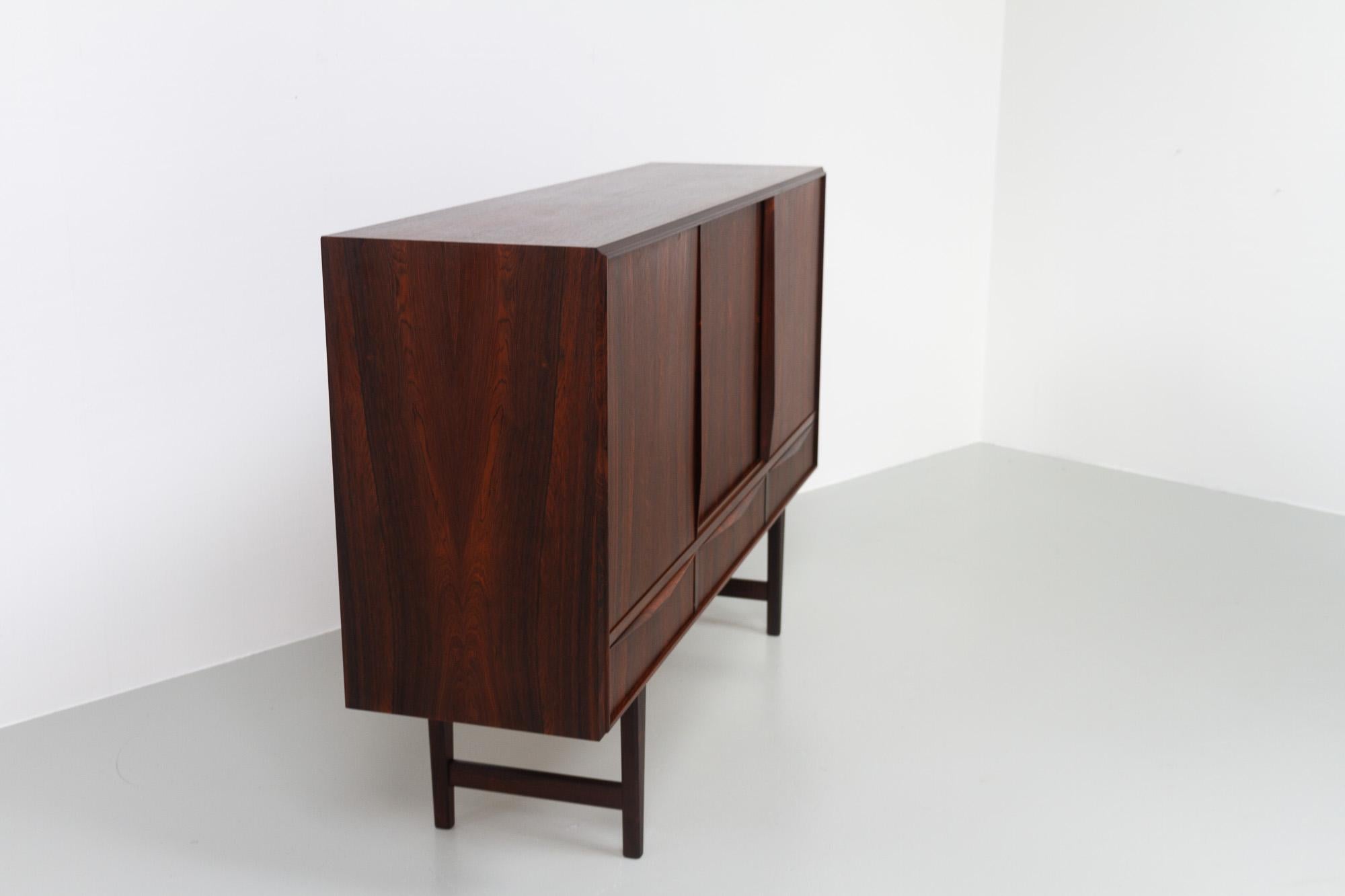 Mid-Century Danish Rosewood Sideboard by EW Bach for Sejling Skabe, 1960s.

Very beautiful and impressive Danish Modern credenza with stunning Rosewood grain pattern. Exquisite craftsmanship and many beautiful details. This well sized cabinet offers
