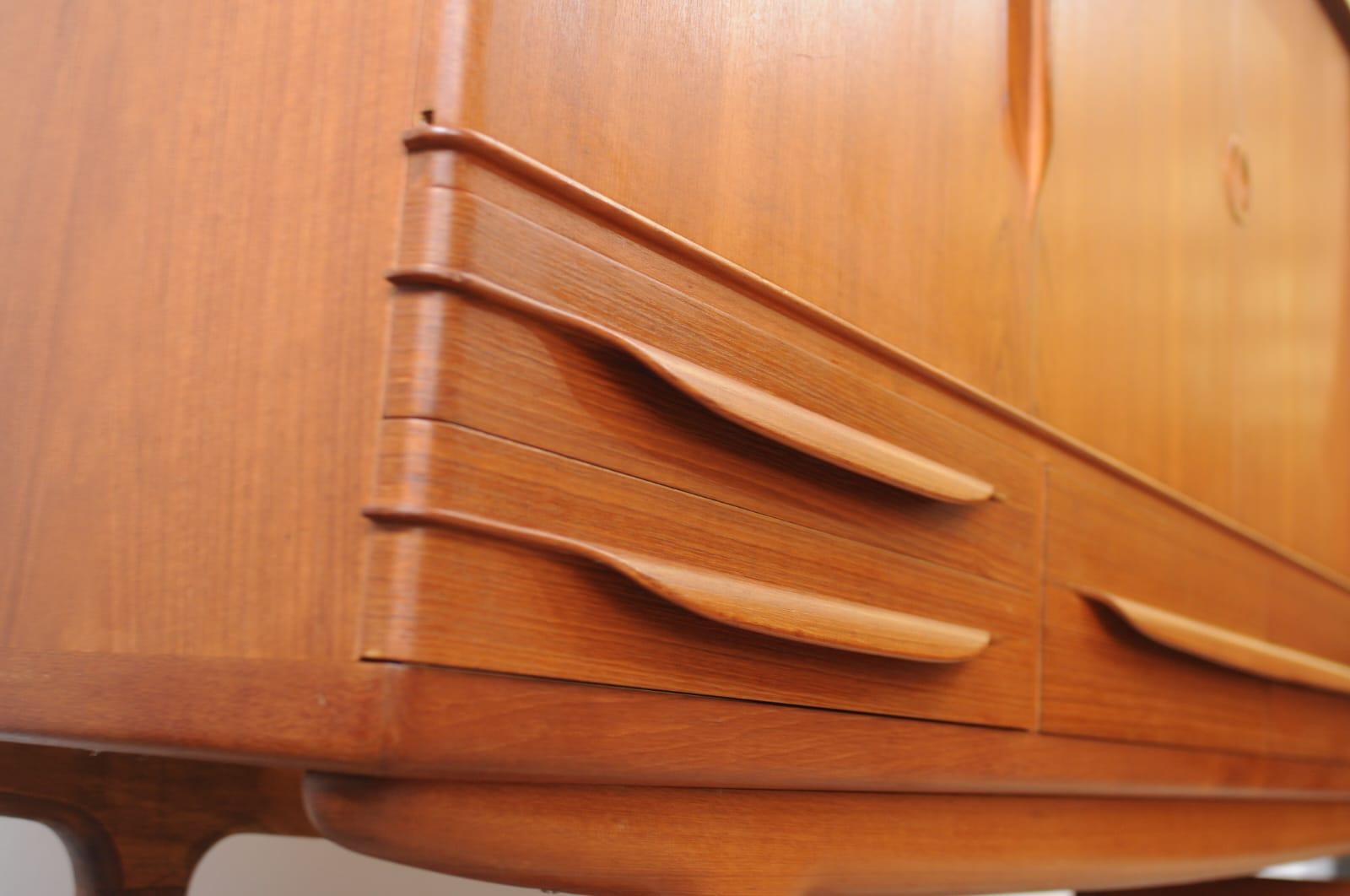 1960sd Buffet fabriqué par Sejling Skabe, conçu par EW Bach au Danemark
Bois de palissandre massif, comprend un meuble de rangement pour le bar

Ce buffet est un exemple emblématique du mobilier danois du milieu du siècle, tant au niveau de la