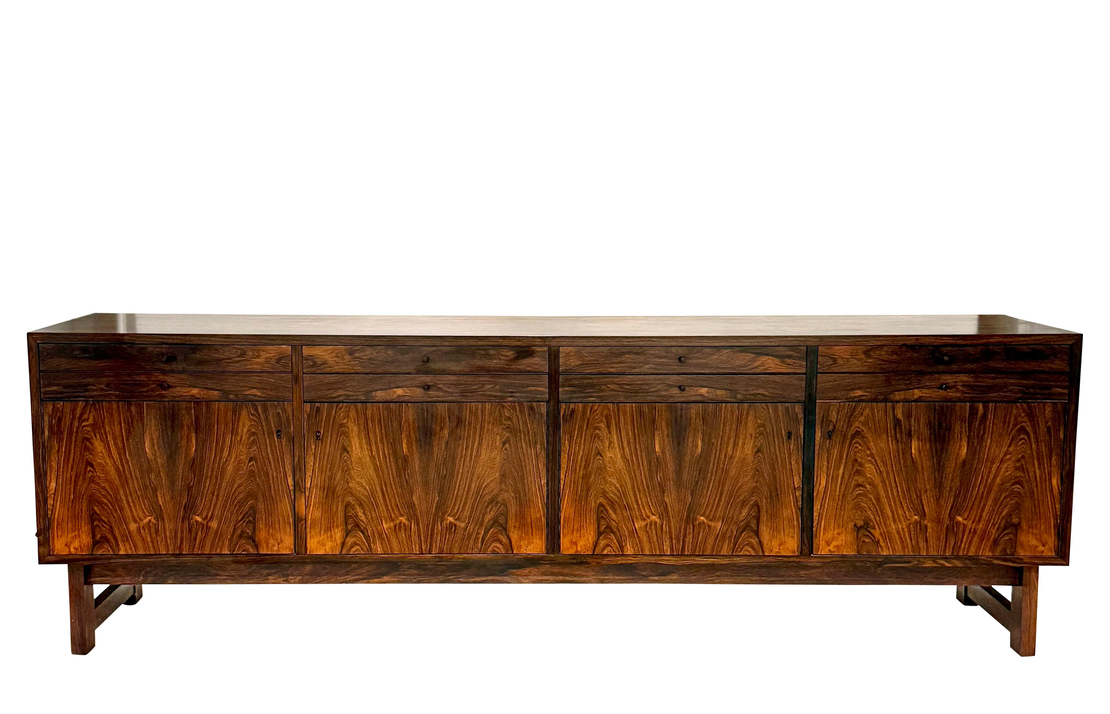 Mid-Century moderno Credenza in palissandro danese di metà secolo di Riis Antonsen in vendita