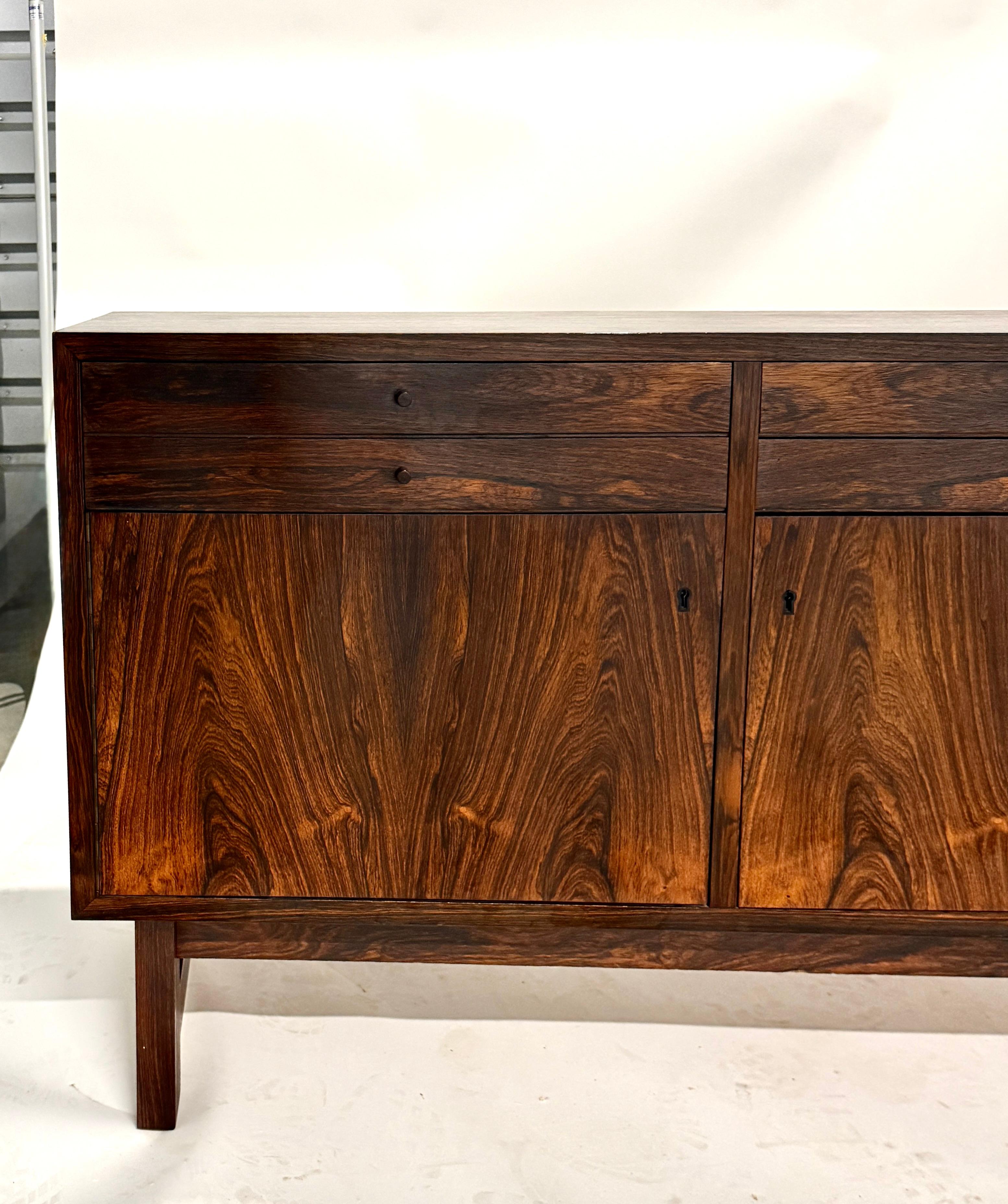 Danese Credenza in palissandro danese di metà secolo di Riis Antonsen in vendita