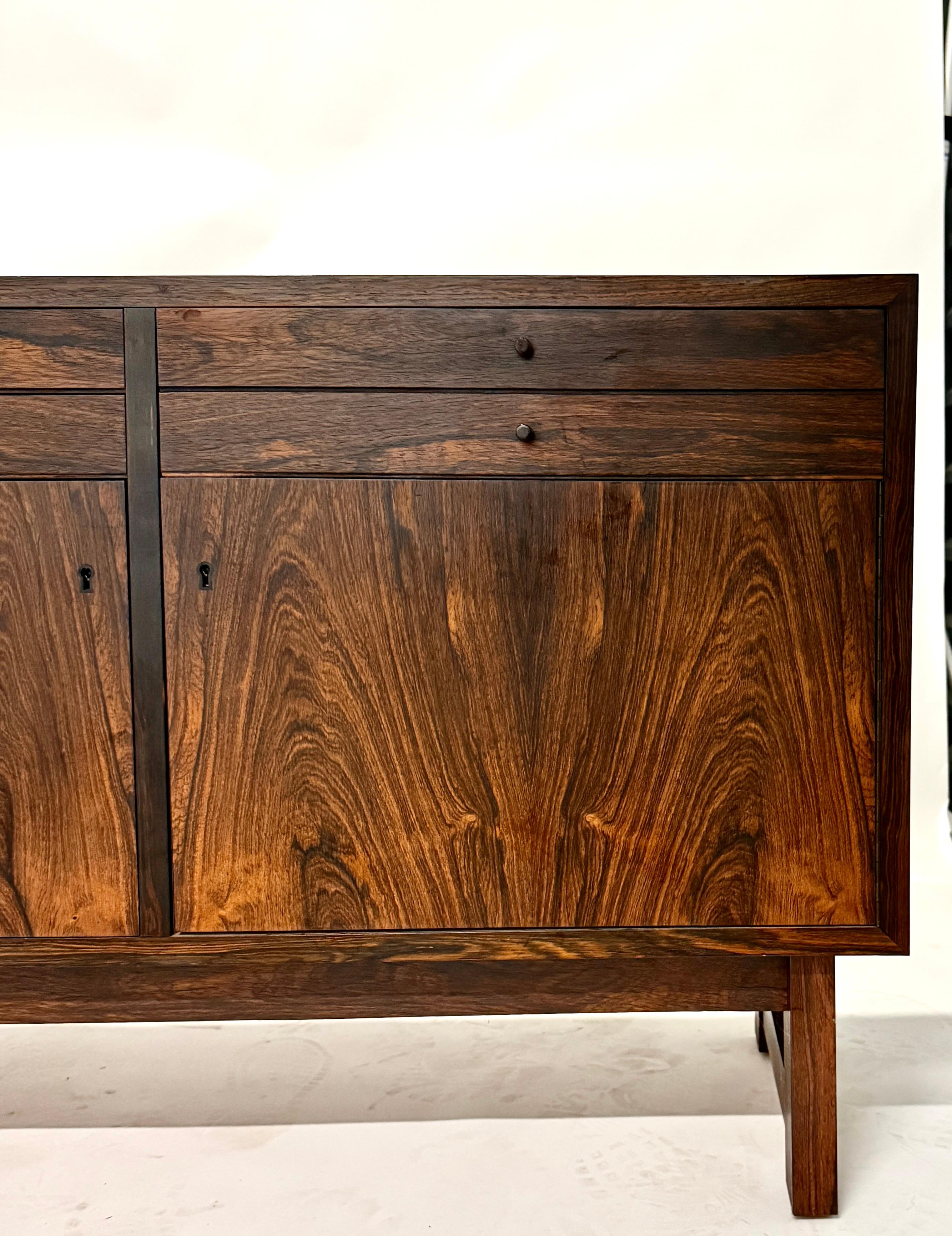 Credenza in palissandro danese di metà secolo di Riis Antonsen In condizioni buone in vendita a Norwood, NJ