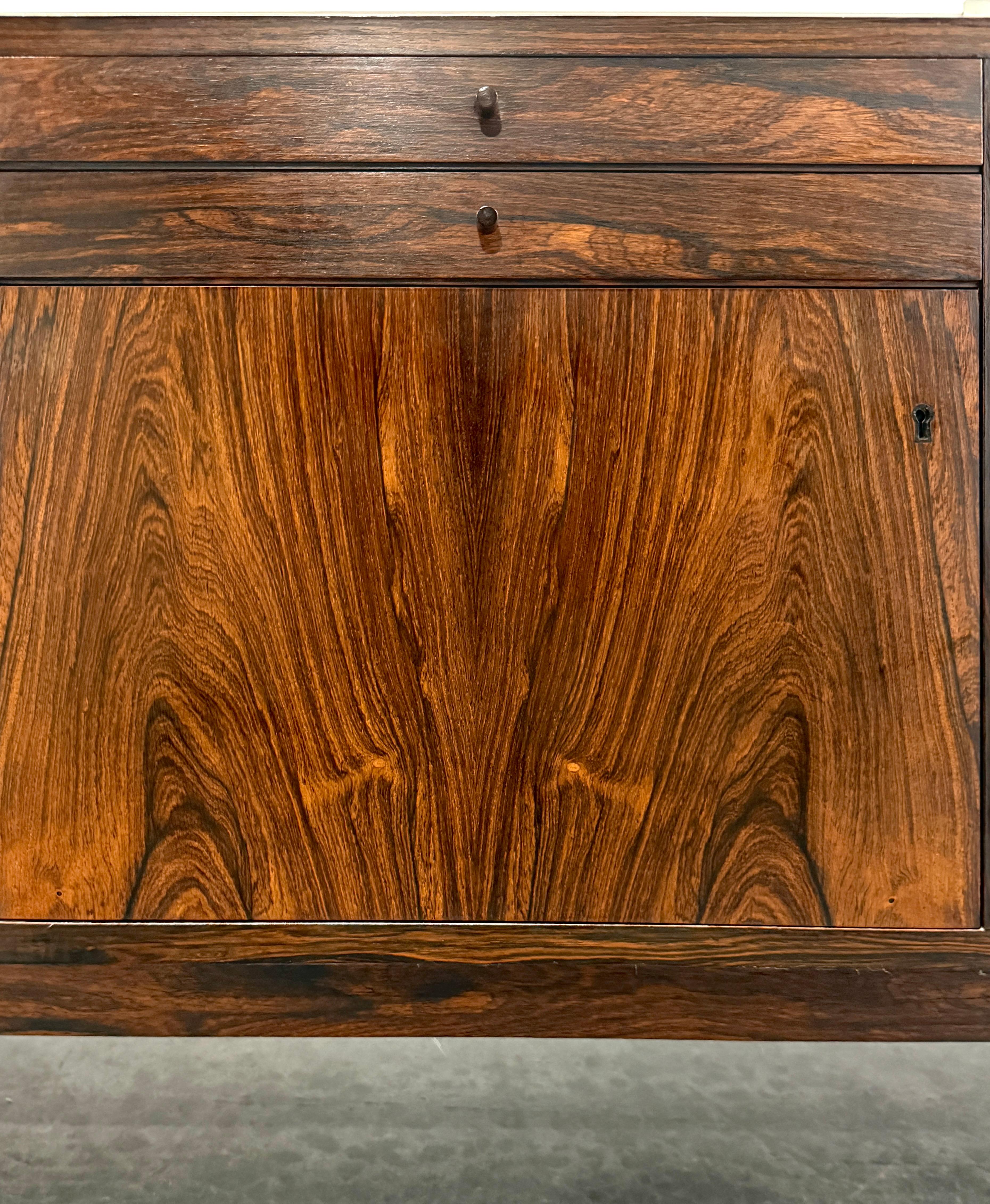 Palissandro Credenza in palissandro danese di metà secolo di Riis Antonsen in vendita