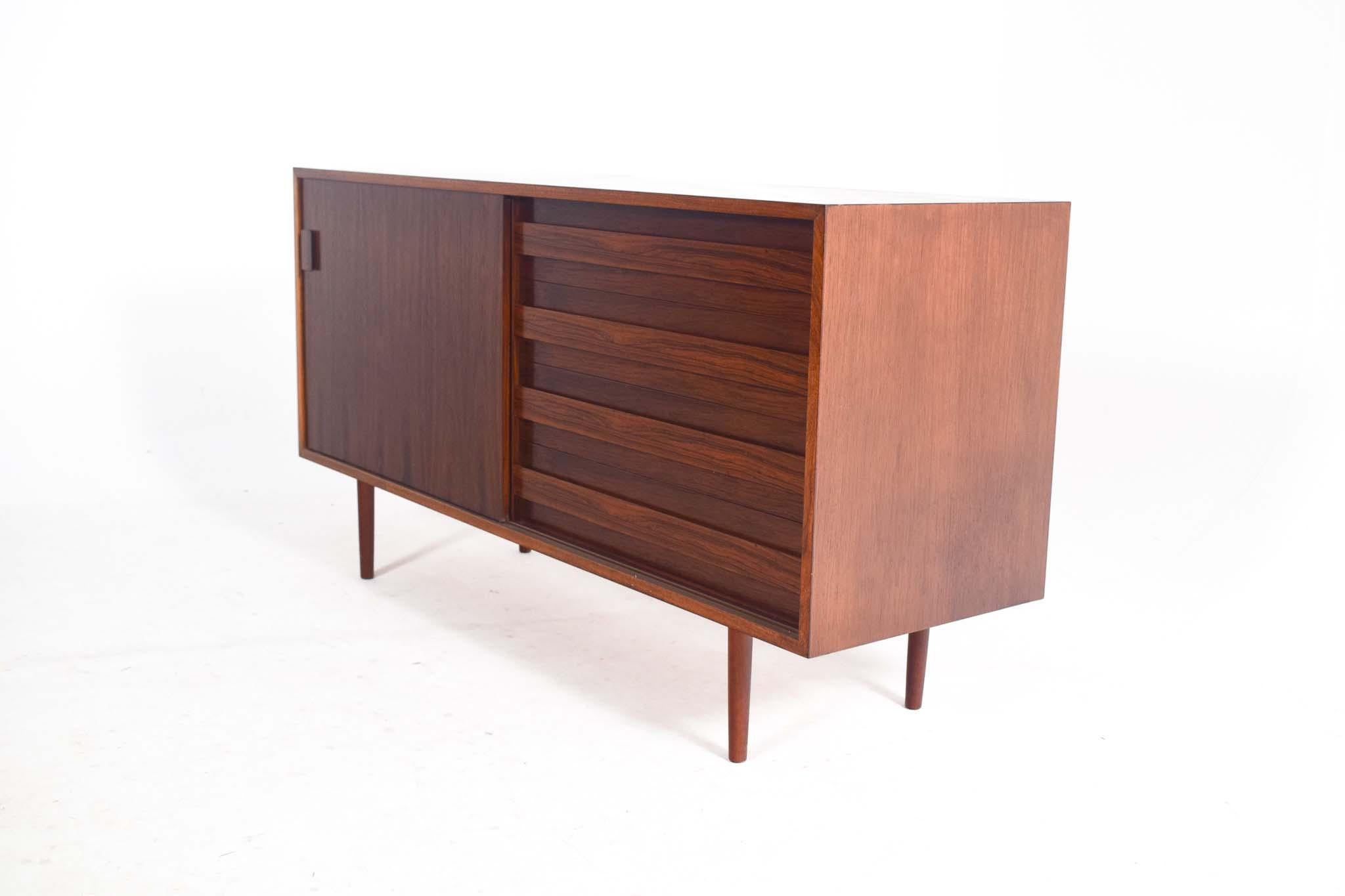 Mid-Century Modern Buffet danois du milieu du siècle dernier en bois de rose avec porte coulissante, années 1950