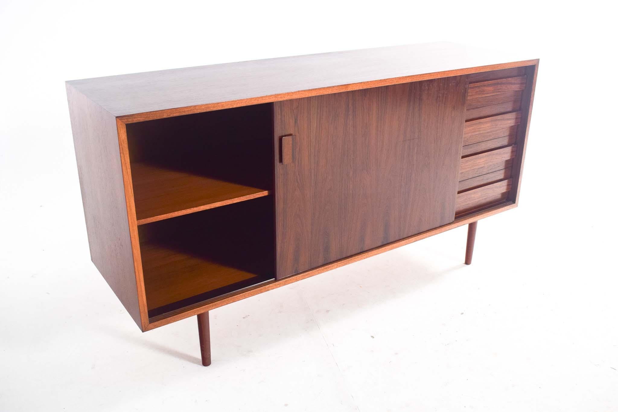 Danois Buffet danois du milieu du siècle dernier en bois de rose avec porte coulissante, années 1950