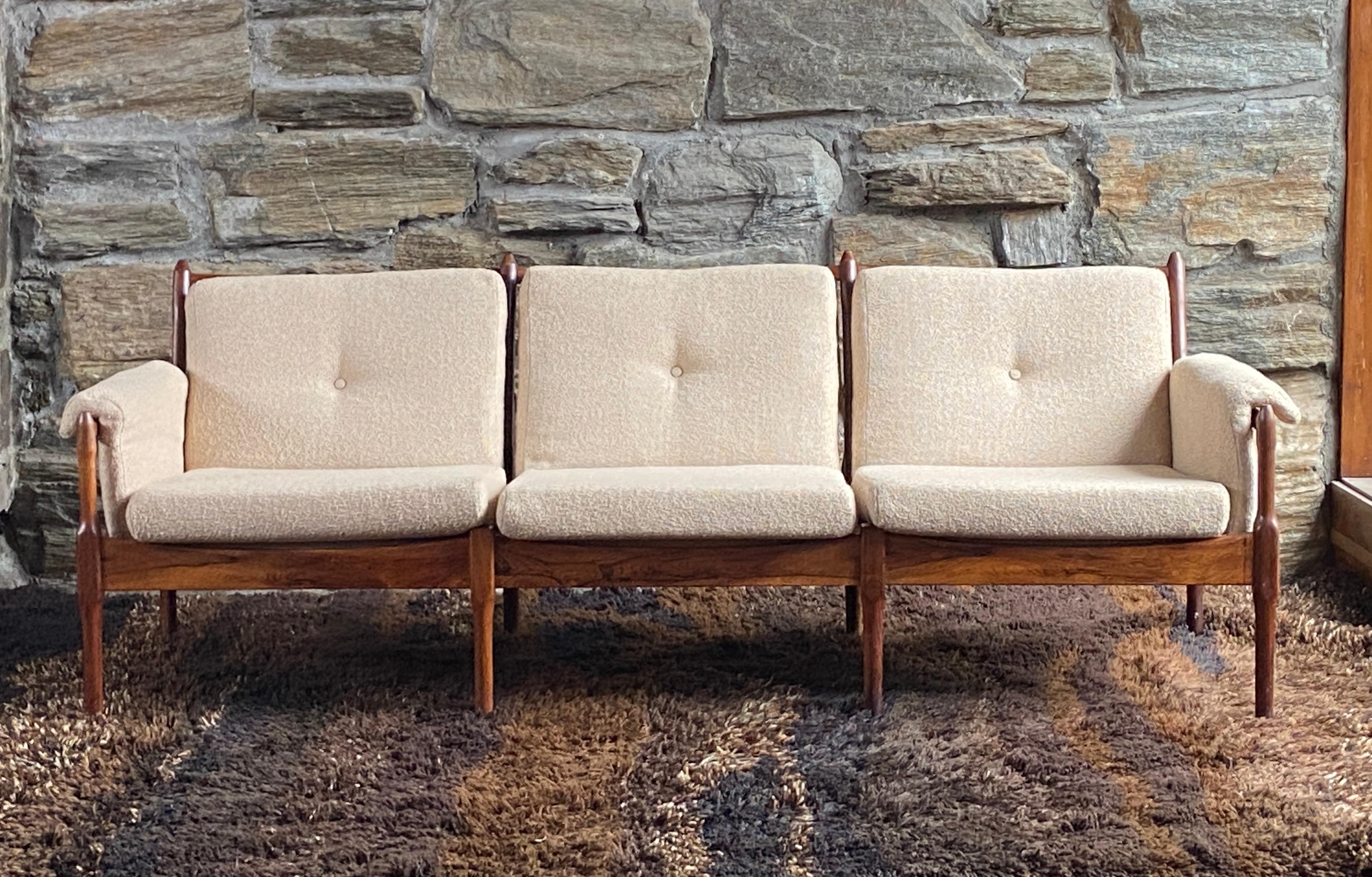 Magnifique palissandre danois du milieu du siècle  canapé en fuseau avec coussins nouvellement retapissés dans une boucle de laine beige. nouvelle mousse ainsi que les sangles de maintien.
La couleur du rembourrage est un peu plus beige que blanc